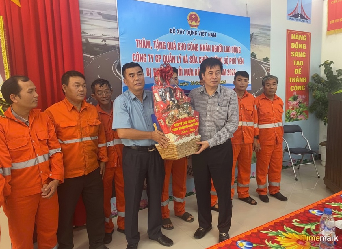 Công đoàn Xây dựng Việt Nam thăm, tặng quà hỗ trợ người lao động vùng lũ - Ảnh 2.