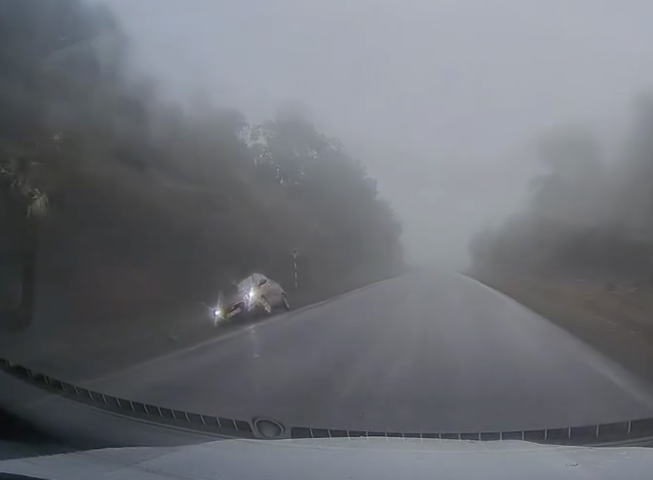 Ô tô quay ngang khi đi đường đèo, sai lầm của nhiều lái mới- Ảnh 1.