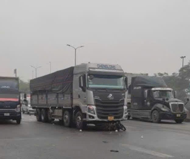 Hà Nội: Hai người thương vong dưới bánh xe tải- Ảnh 1.