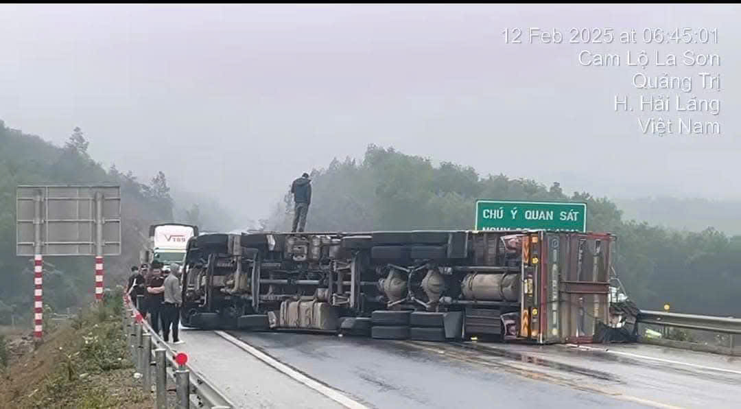 Ô tô tải lật chắn ngang mặt đường 2 làn xe, cao tốc Cam Lộ-La Sơn ách tắc giao thông - Ảnh 2.