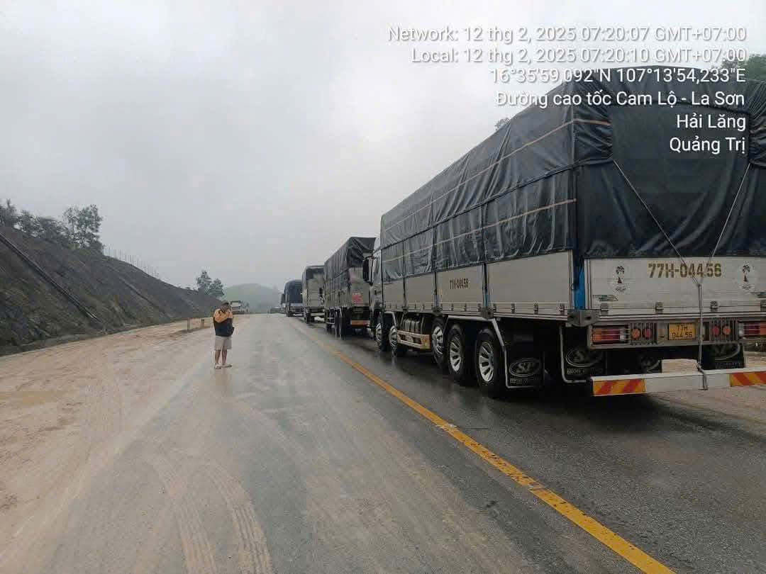 Ô tô tải lật chắn ngang mặt đường 2 làn xe, cao tốc Cam Lộ-La Sơn ách tắc giao thông - Ảnh 1.