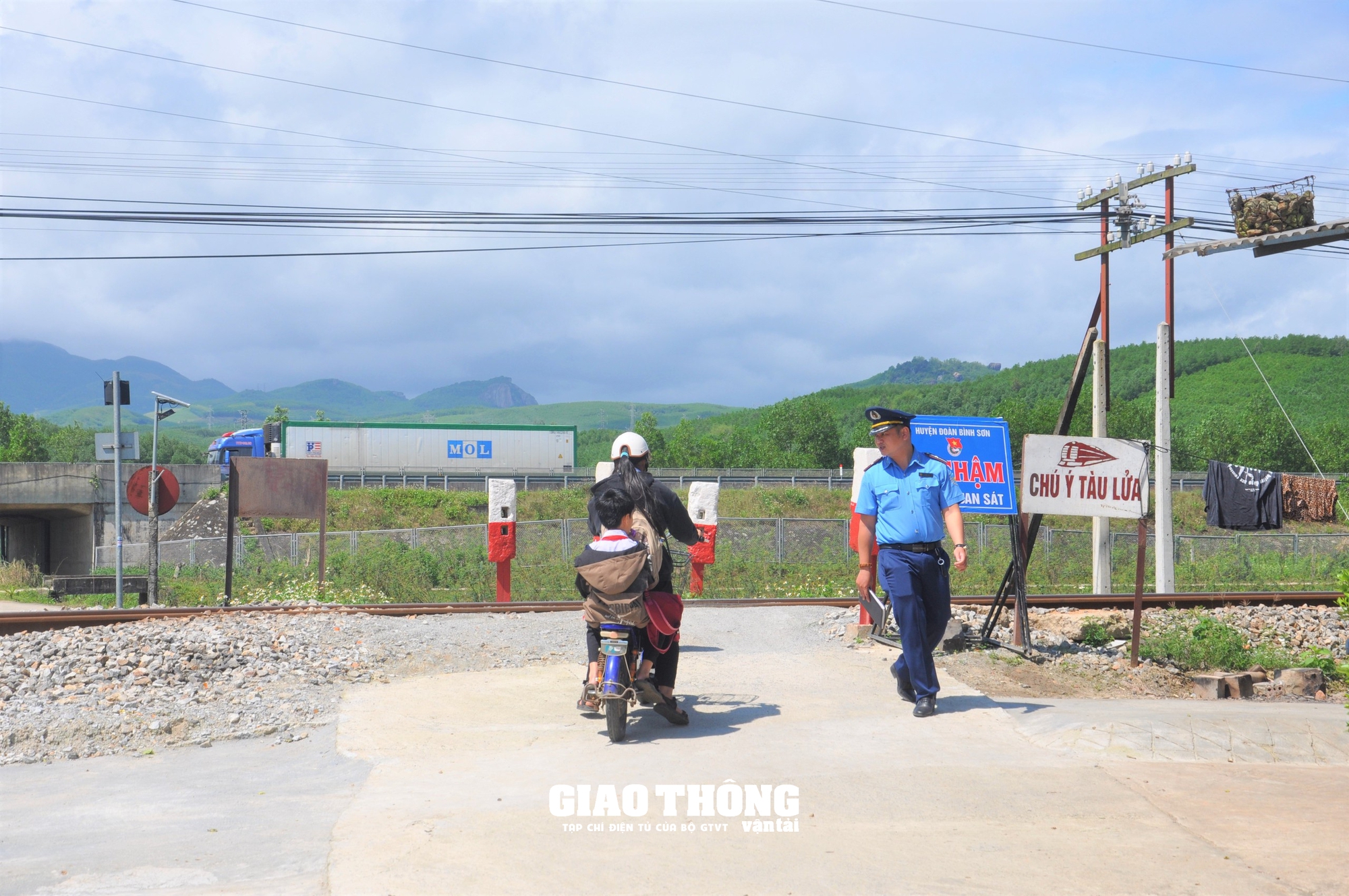 Quảng Ngãi đóng, xoá lối đi tự mở qua đường sắt sau nhiều vụ TNGT chết người - Ảnh 1.