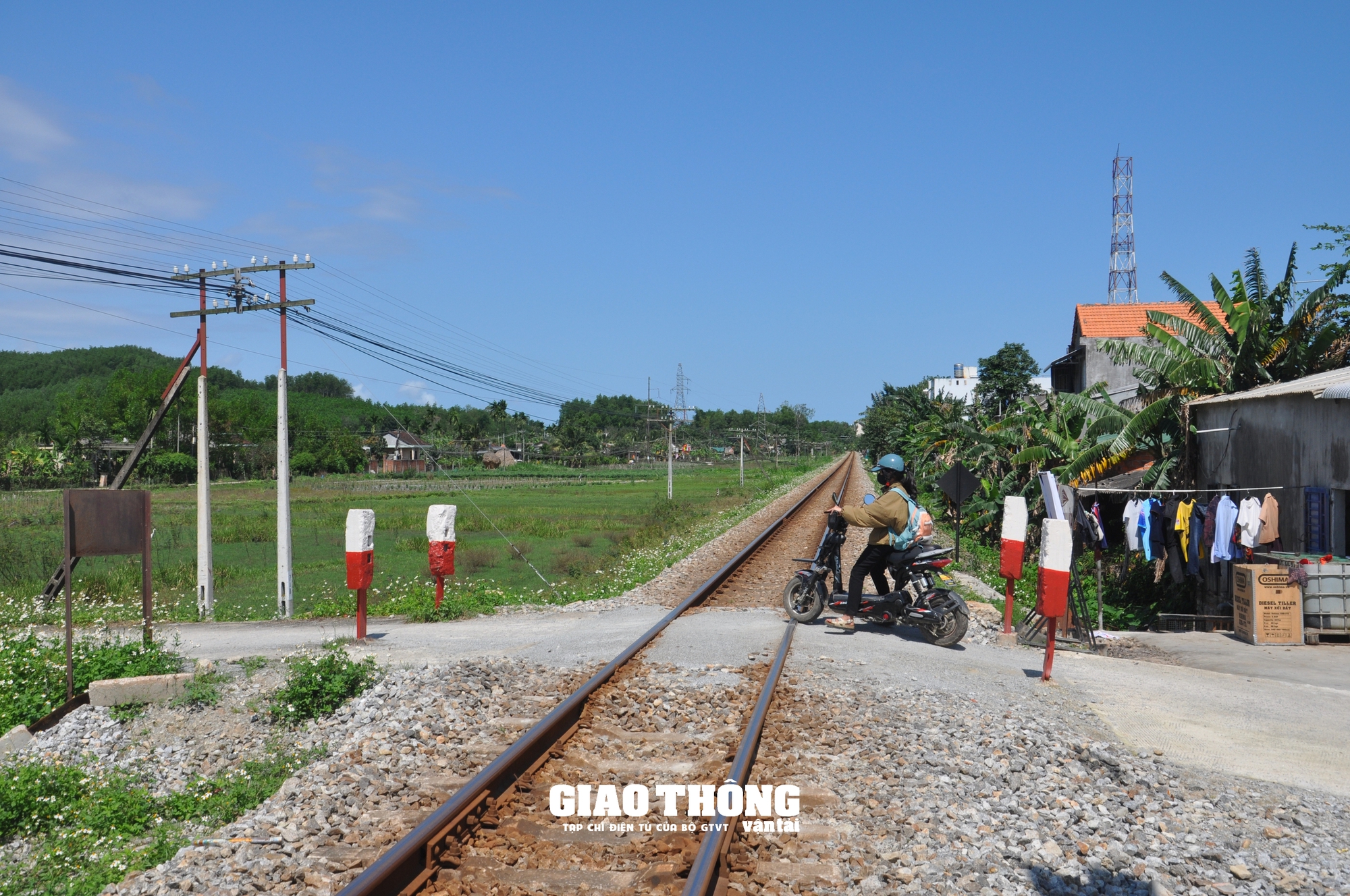 Quảng Ngãi đóng, xoá lối đi tự mở qua đường sắt sau nhiều vụ TNGT chết người - Ảnh 2.