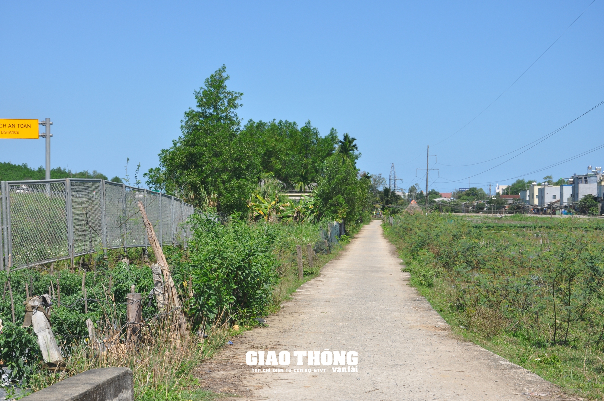 Quảng Ngãi đóng, xoá lối đi tự mở qua đường sắt sau nhiều vụ TNGT chết người - Ảnh 3.