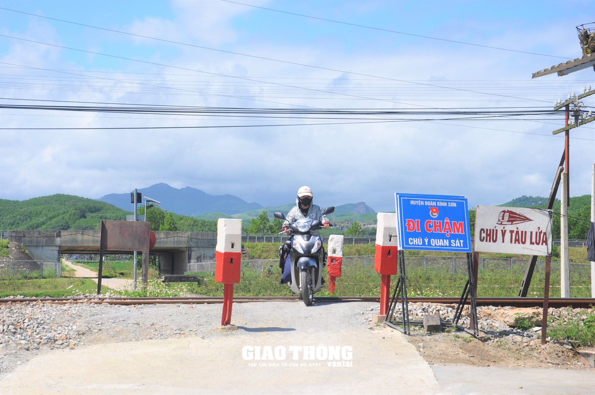 Quảng Ngãi đóng, xoá lối đi tự mở qua đường sắt sau nhiều vụ TNGT chết người - Ảnh 4.