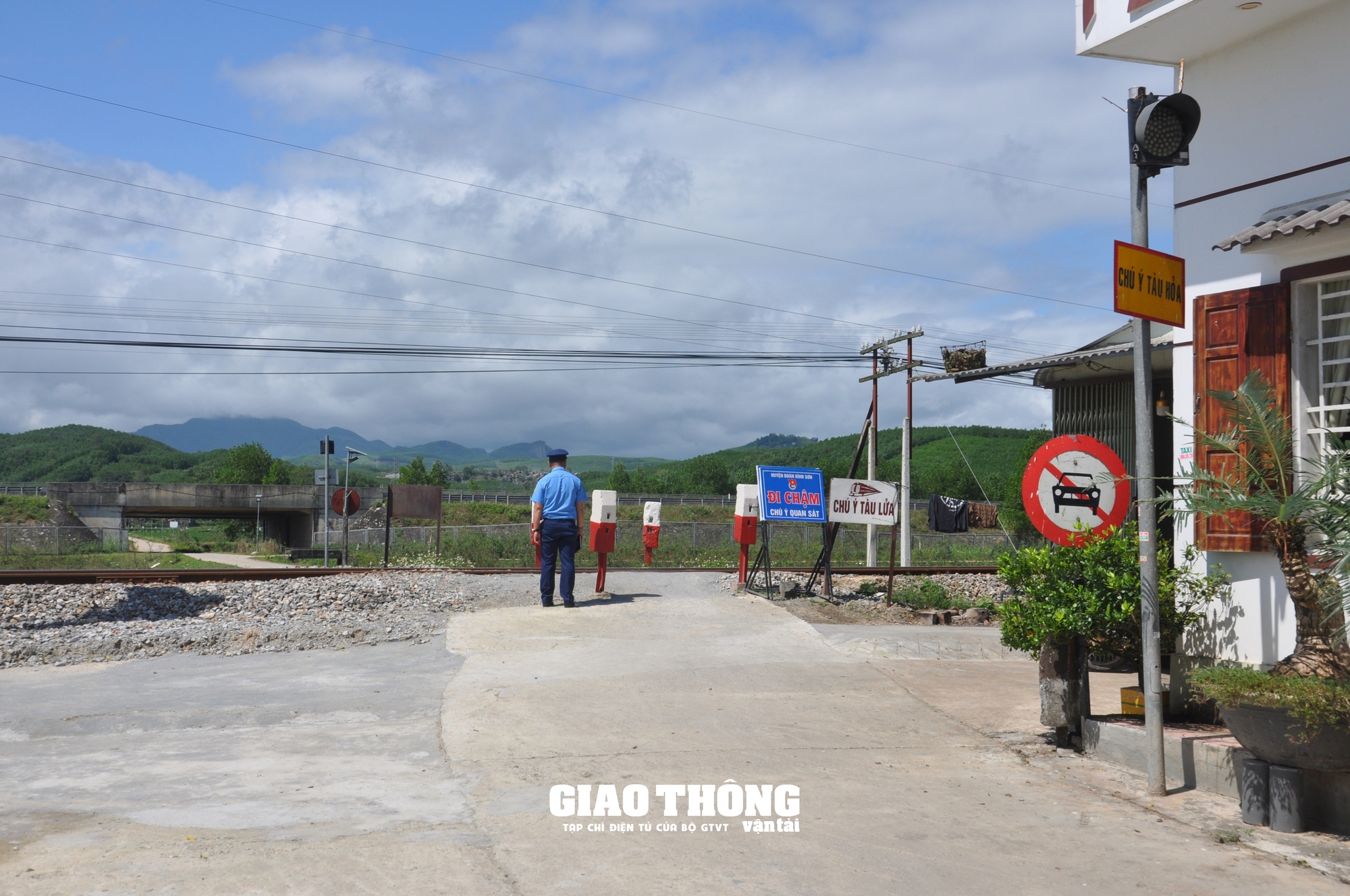 Quảng Ngãi đóng, xoá lối đi tự mở qua đường sắt sau nhiều vụ TNGT chết người - Ảnh 5.