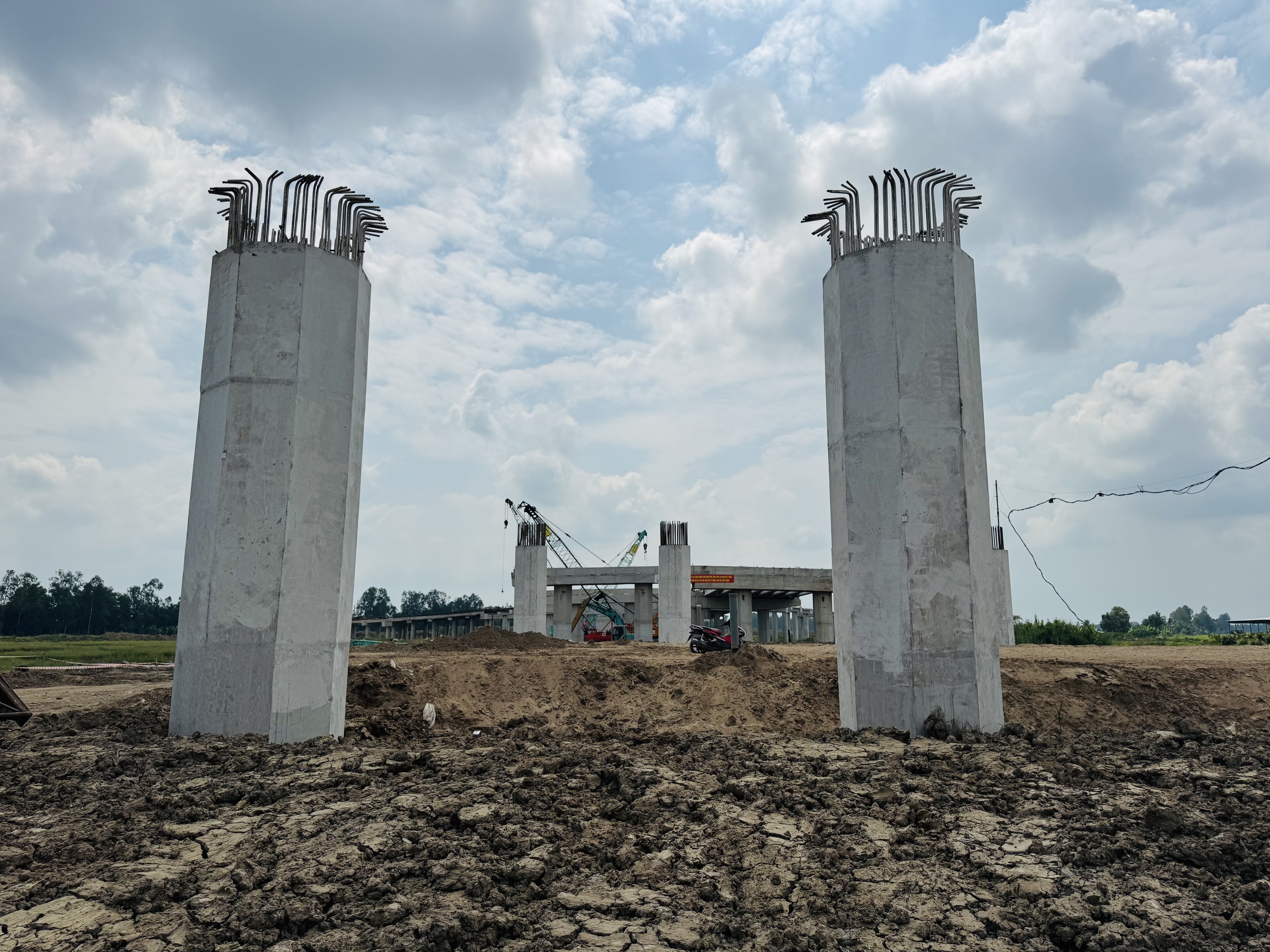 Cận cảnh thi công nút giao 2 cao tốc lớn nhất miền Tây - Ảnh 3.