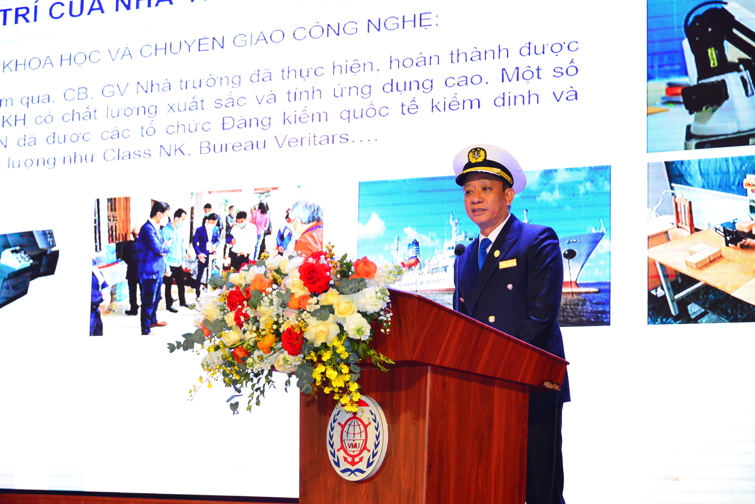 Bộ trưởng Bộ Xây dựng Trần Hồng Minh thăm và làm việc với Trường Đại học Hàng hải Việt Nam - Ảnh 2.