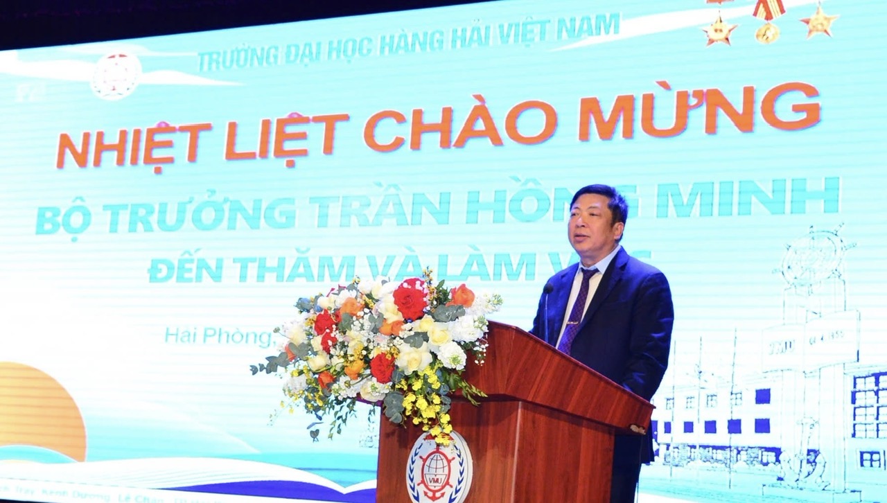 Bộ trưởng Bộ Xây dựng Trần Hồng Minh thăm và làm việc với Trường Đại học Hàng hải Việt Nam - Ảnh 1.