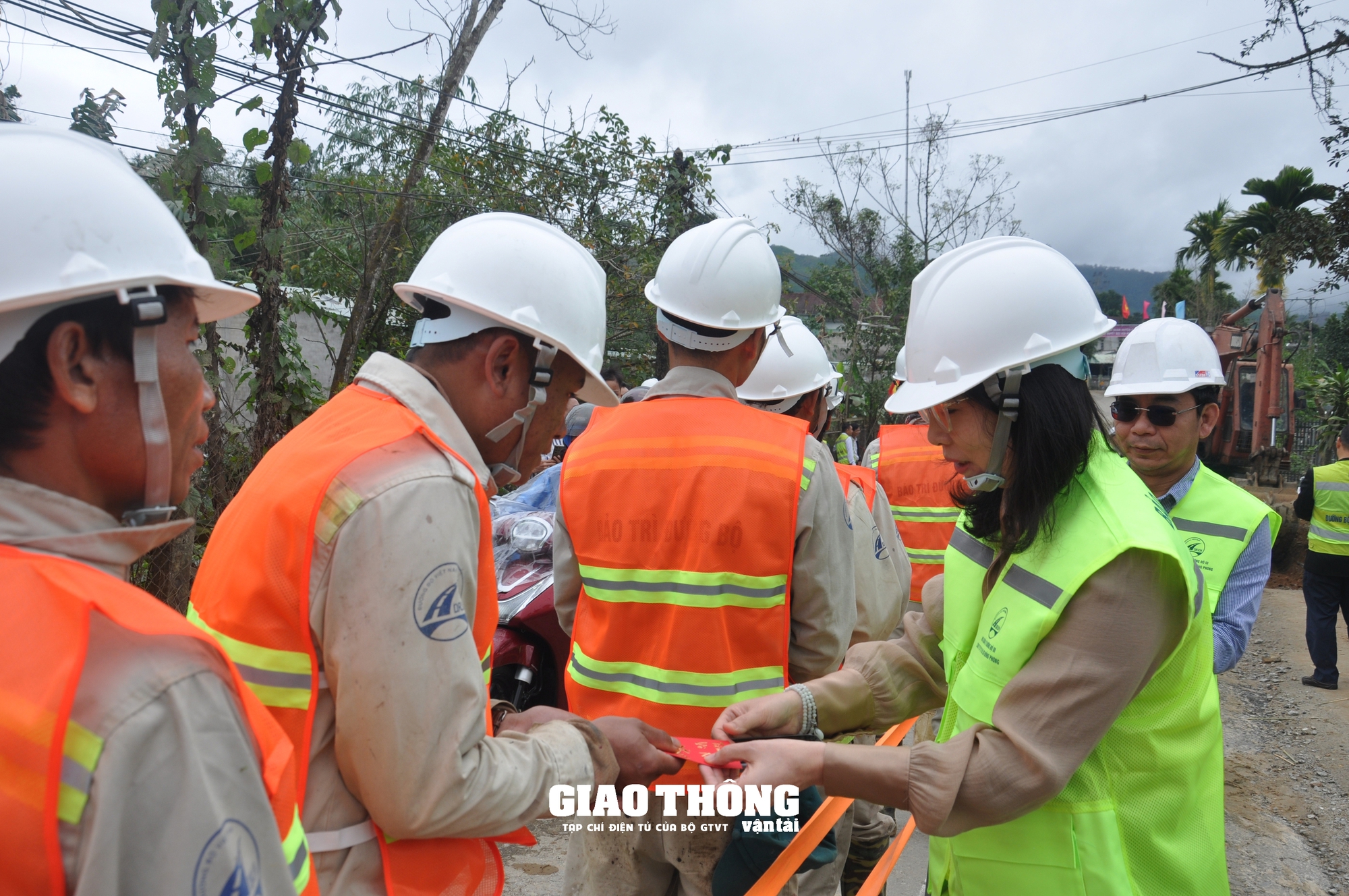 Ngành Đường bộ phát động ra quân bảo trì, bảo dưỡng thường xuyên các tuyến quốc lộ năm 2025 - Ảnh 1.