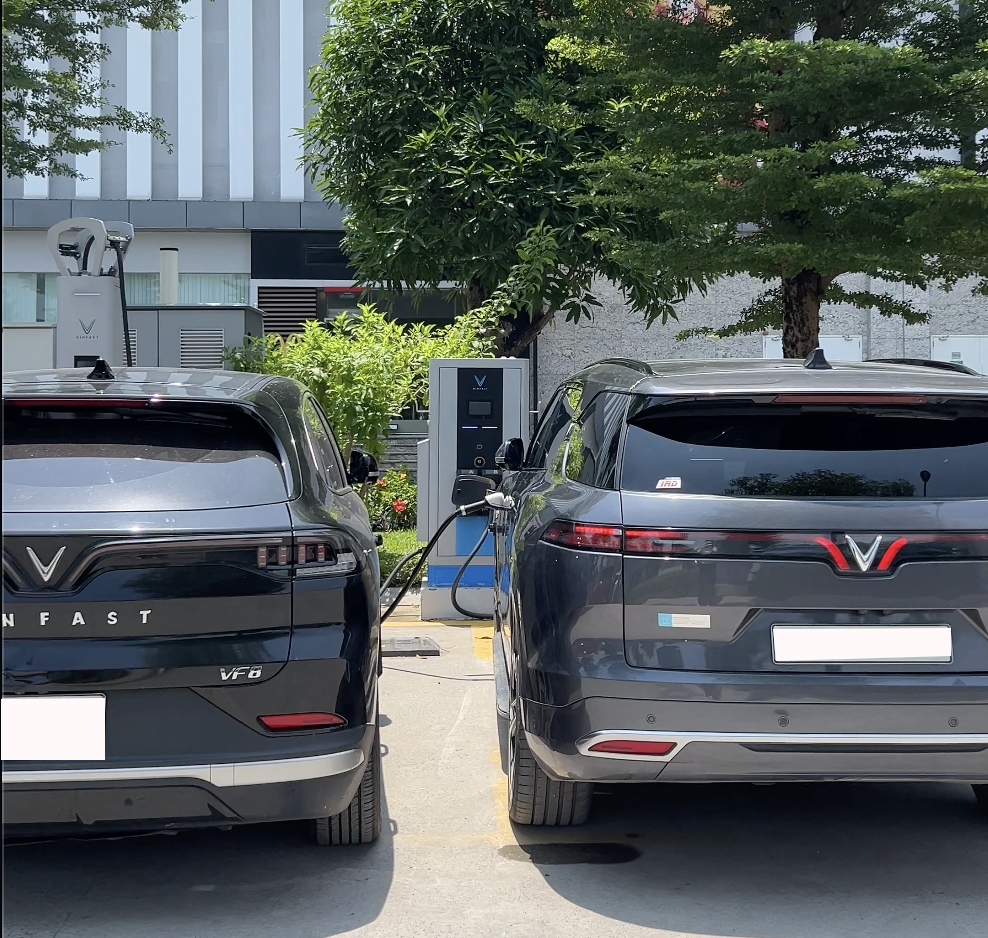 Sạc đầy pin các xe điện VinFast, chủ xe bỏ túi bao nhiêu tiền thay vì đổ xăng?- Ảnh 2. Sạc đầy pin các xe điện VinFast, chủ xe bỏ túi bao nhiêu tiền thay vì đổ xăng?- Ảnh 2.