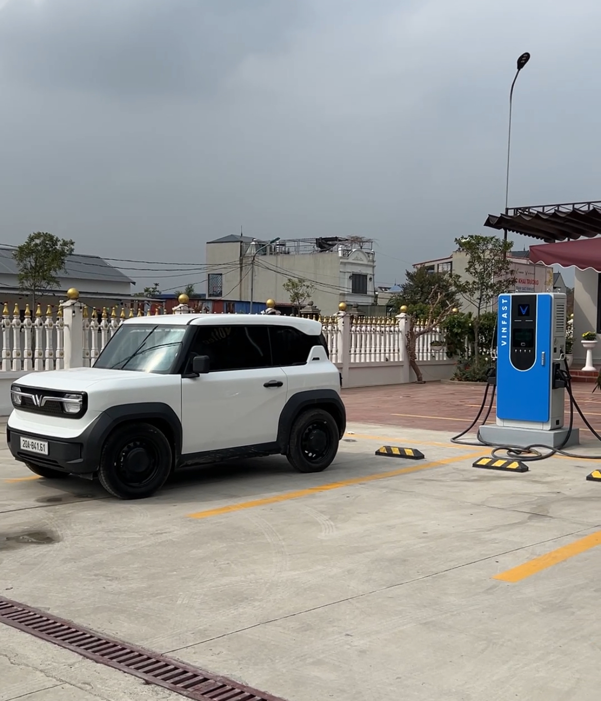Sạc đầy pin các xe điện VinFast, chủ xe bỏ túi bao nhiêu tiền thay vì đổ xăng?- Ảnh 1. Sạc đầy pin các xe điện VinFast, chủ xe bỏ túi bao nhiêu tiền thay vì đổ xăng?- Ảnh 1.