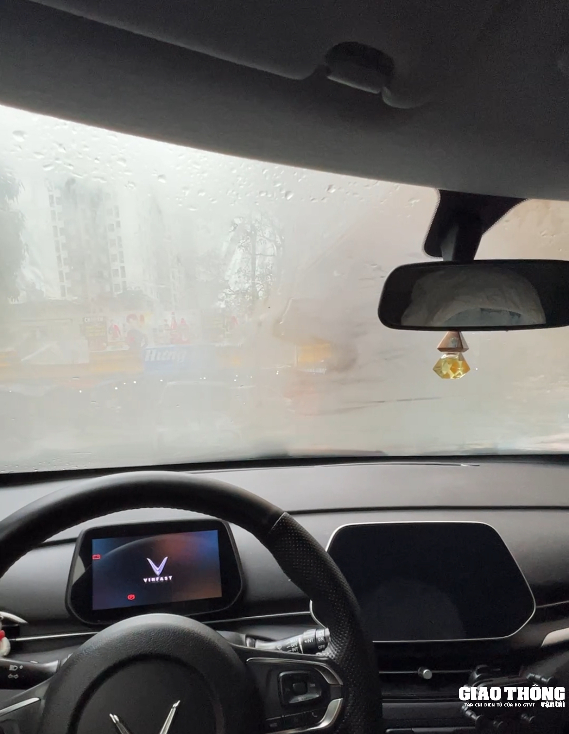 Làm thế nào ô tô hết mờ kính, bật sấy kính chỉ là giải pháp tình thế?- Ảnh 1. Làm thế nào ô tô hết mờ kính, bật sấy kính chỉ là giải pháp tình thế?- Ảnh 1.