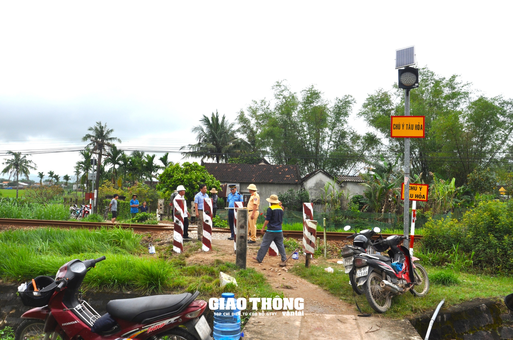 Cận cảnh đóng, xoá lối đi tự mở qua đường sắt ở Quảng Ngãi - Ảnh 3.