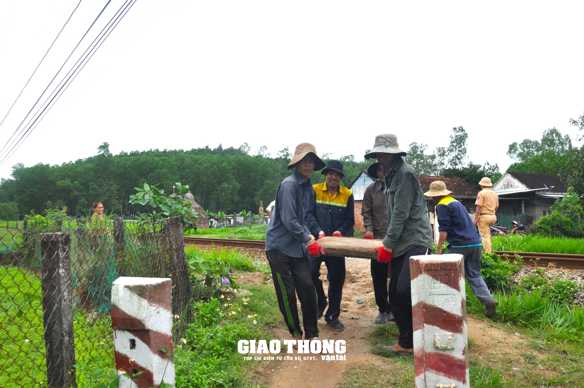 Cận cảnh đóng, xoá lối đi tự mở qua đường sắt ở Quảng Ngãi - Ảnh 6.