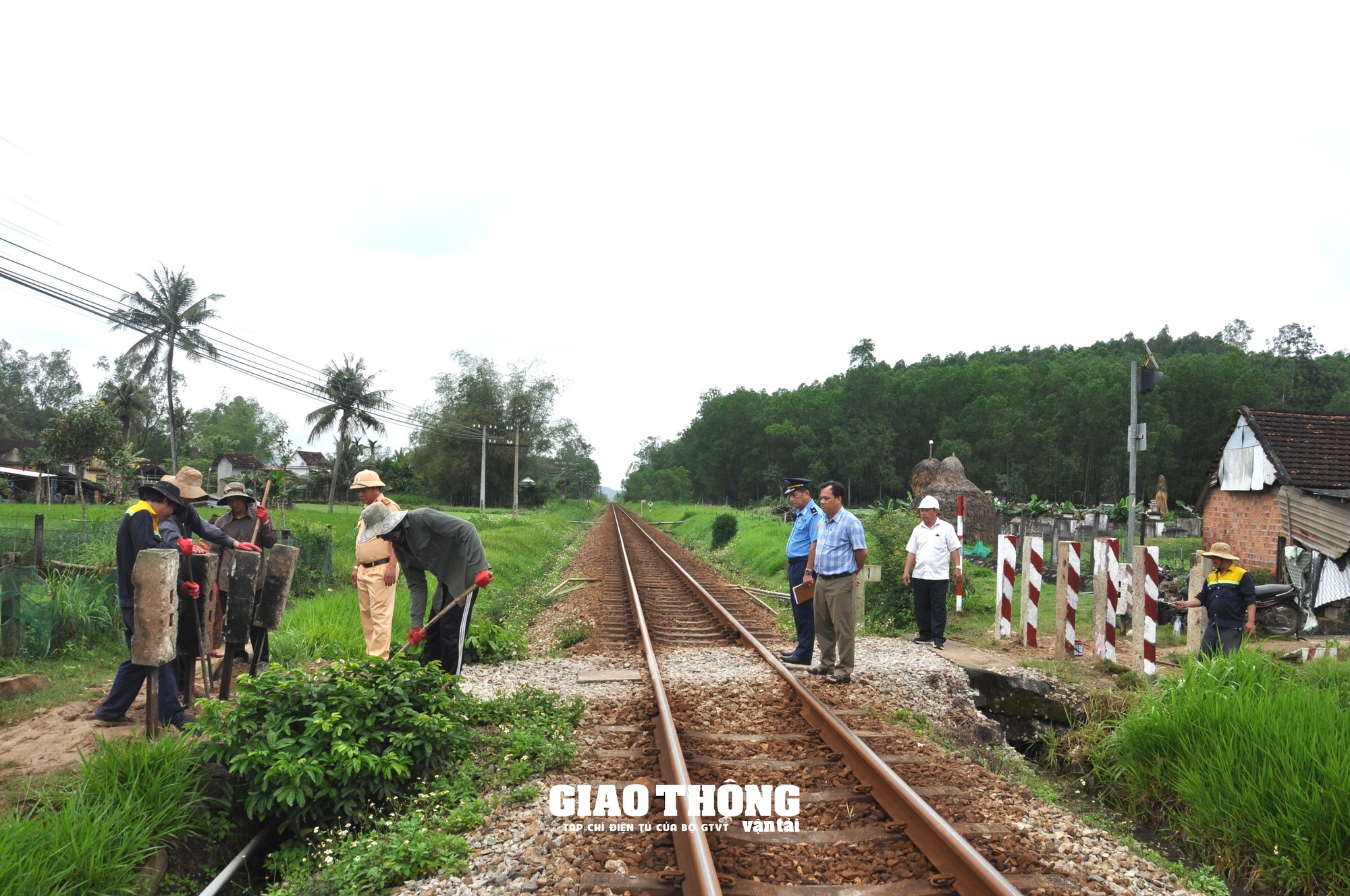 Cận cảnh đóng, xoá lối đi tự mở qua đường sắt ở Quảng Ngãi - Ảnh 7.