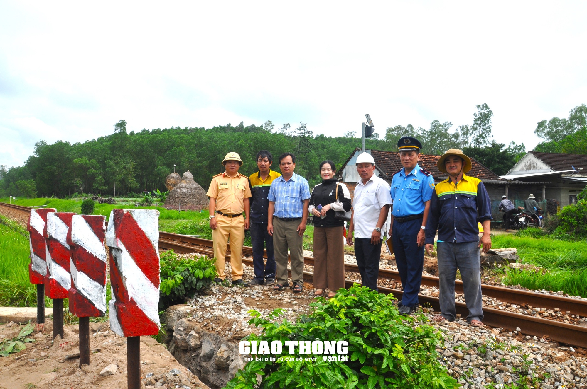 Cận cảnh đóng, xoá lối đi tự mở qua đường sắt ở Quảng Ngãi - Ảnh 8.