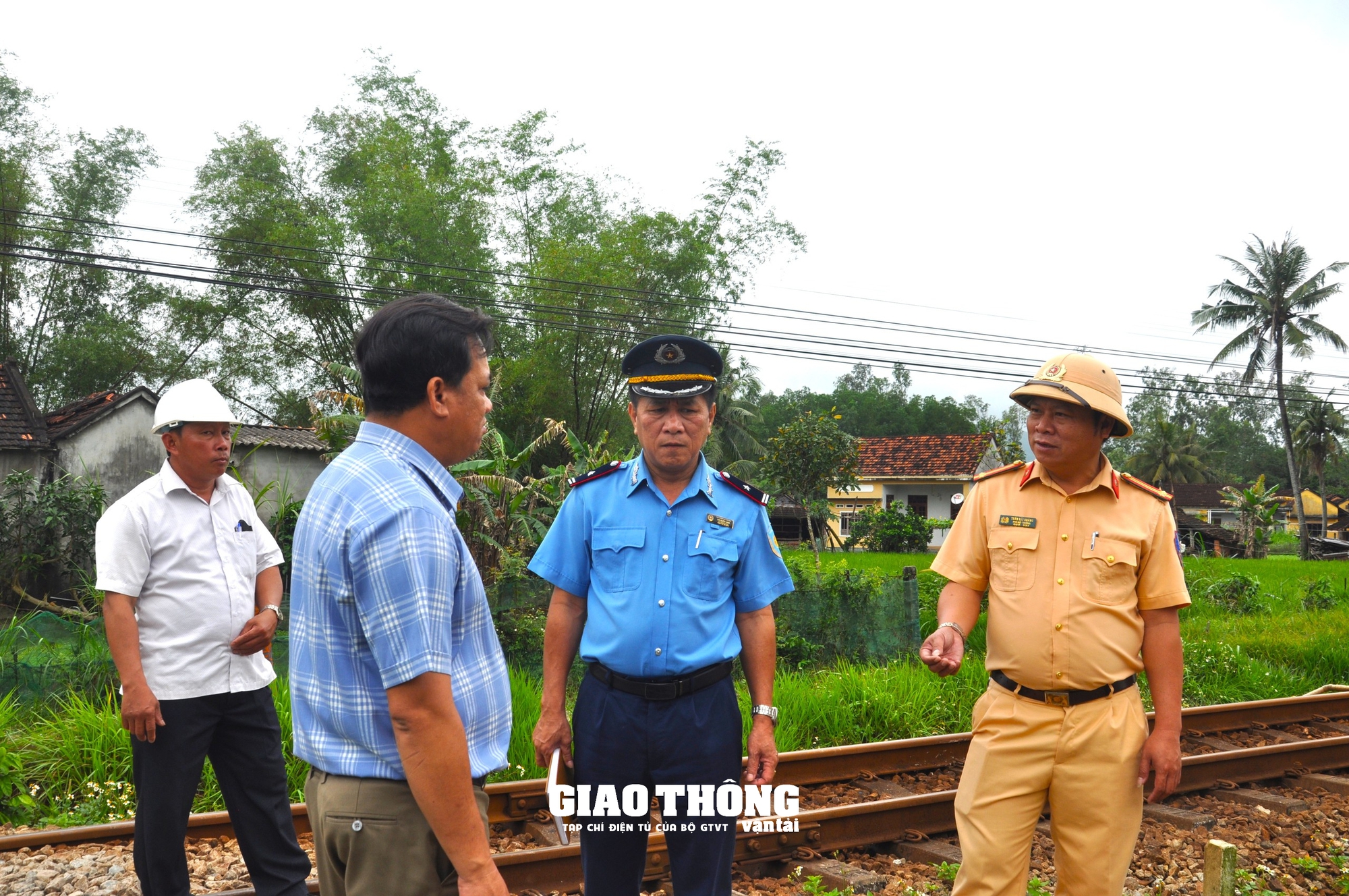 Cận cảnh đóng, xoá lối đi tự mở qua đường sắt ở Quảng Ngãi - Ảnh 9.