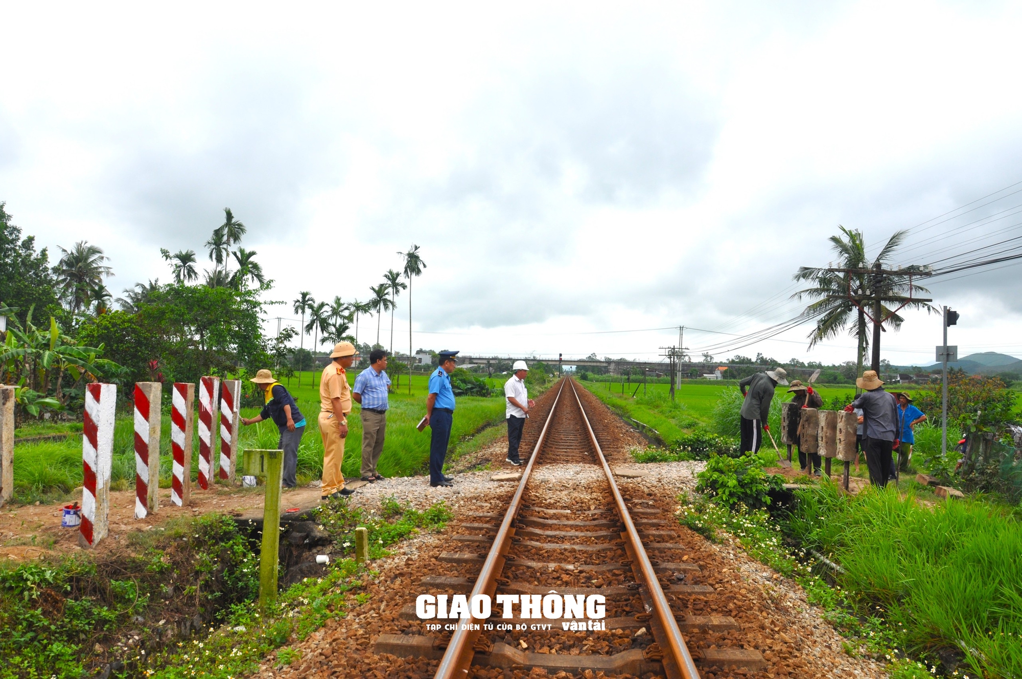 Cận cảnh đóng, xoá lối đi tự mở qua đường sắt ở Quảng Ngãi - Ảnh 1.