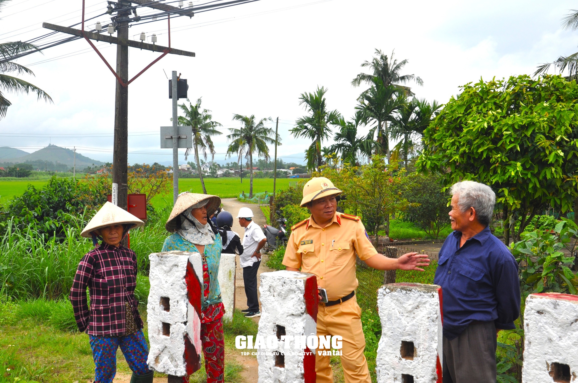 Cận cảnh đóng, xoá lối đi tự mở qua đường sắt ở Quảng Ngãi - Ảnh 2.