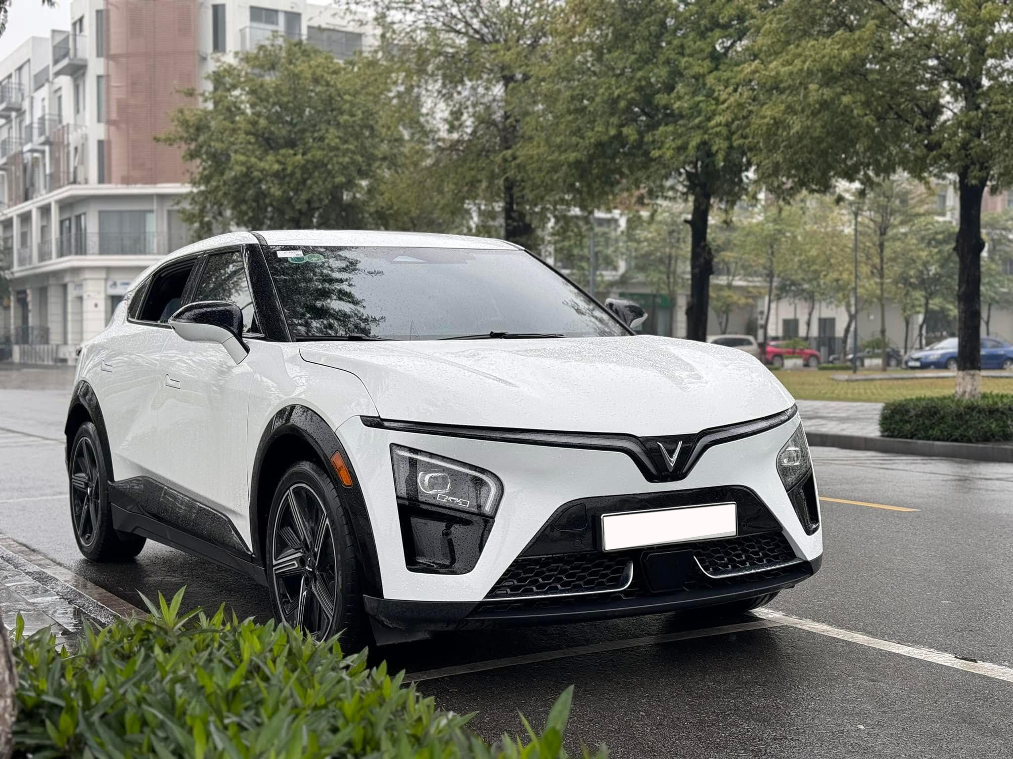 VinFast VF7 sau 1 năm lăn bánh bán giá khó tin- Ảnh 1.