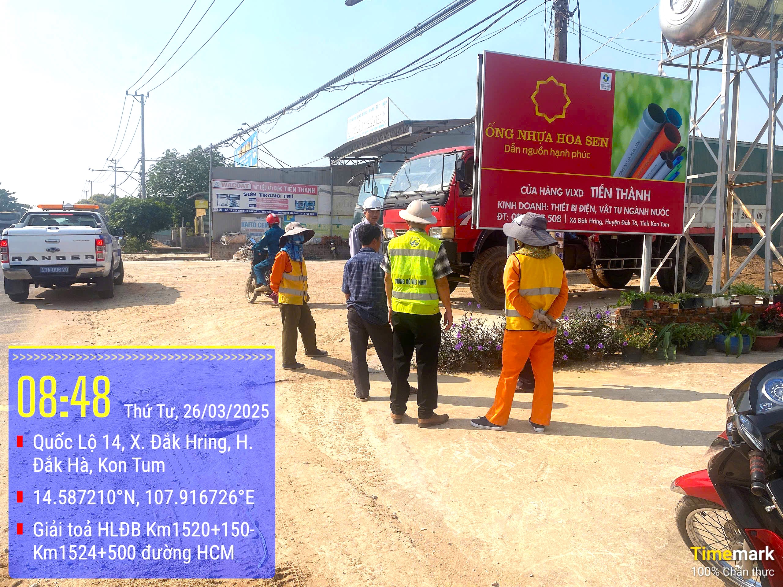 Giải toả vật kiến trúc, bảo vệ hành lang an toàn đường bộ tuyến đường Hồ Chí Minh qua tỉnh Kon Tum- Ảnh 1.