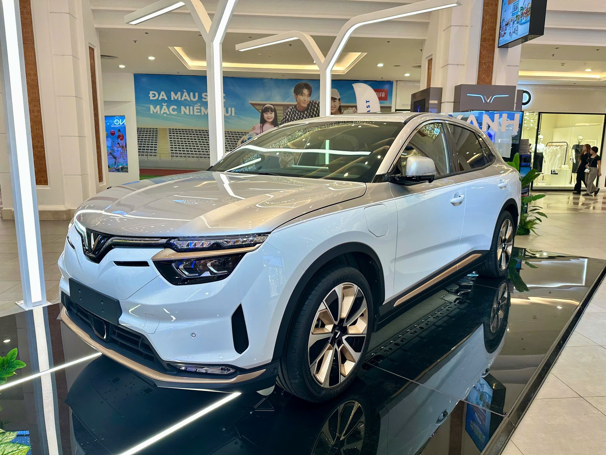 Cuộc đua giảm giá xe, VinFast mạnh tay với nhiều chính sách lạ - Ảnh 2.