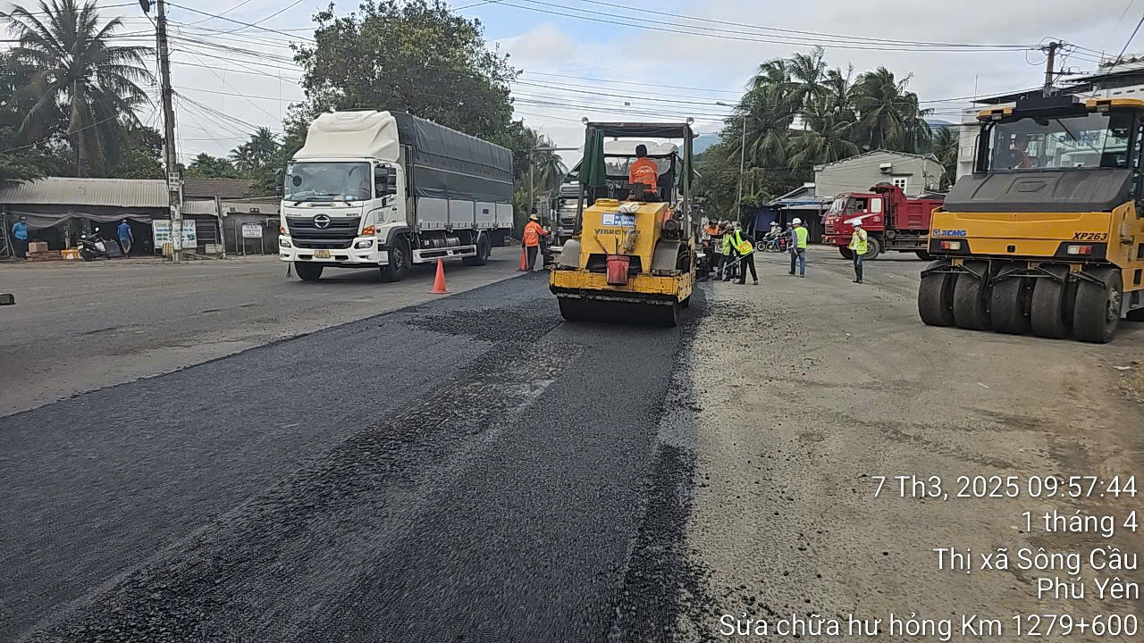 Video cận cảnh sửa chữa mặt đường, đảm bảo ATGT tuyến QL1 qua tỉnh Phú Yên- Ảnh 1.