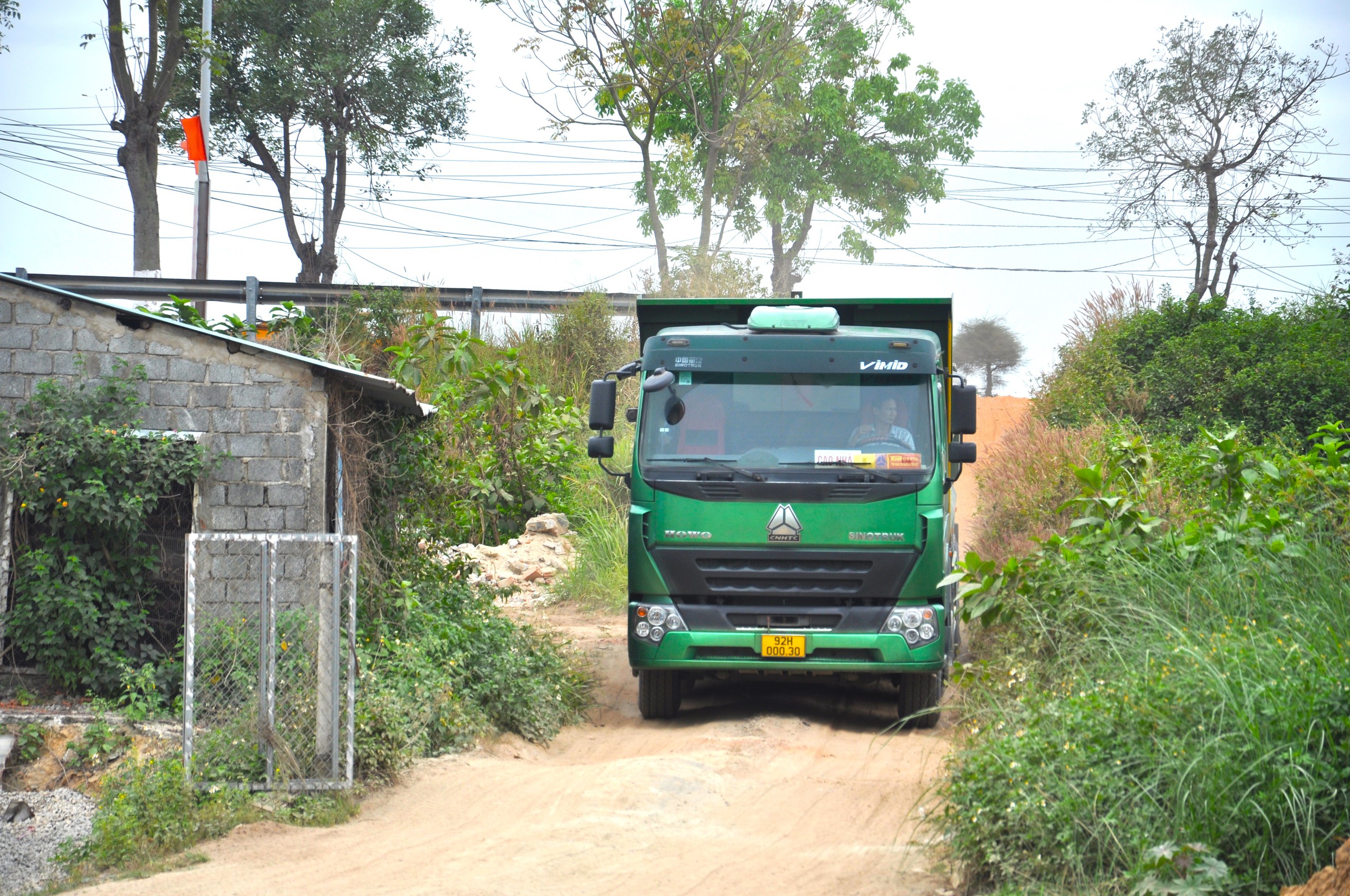 Tự ý mở đường đấu nối vào QL1 ở Đà Nẵng vận chuyển vật liệu xây dựng gây mất ATGT - Ảnh 1.