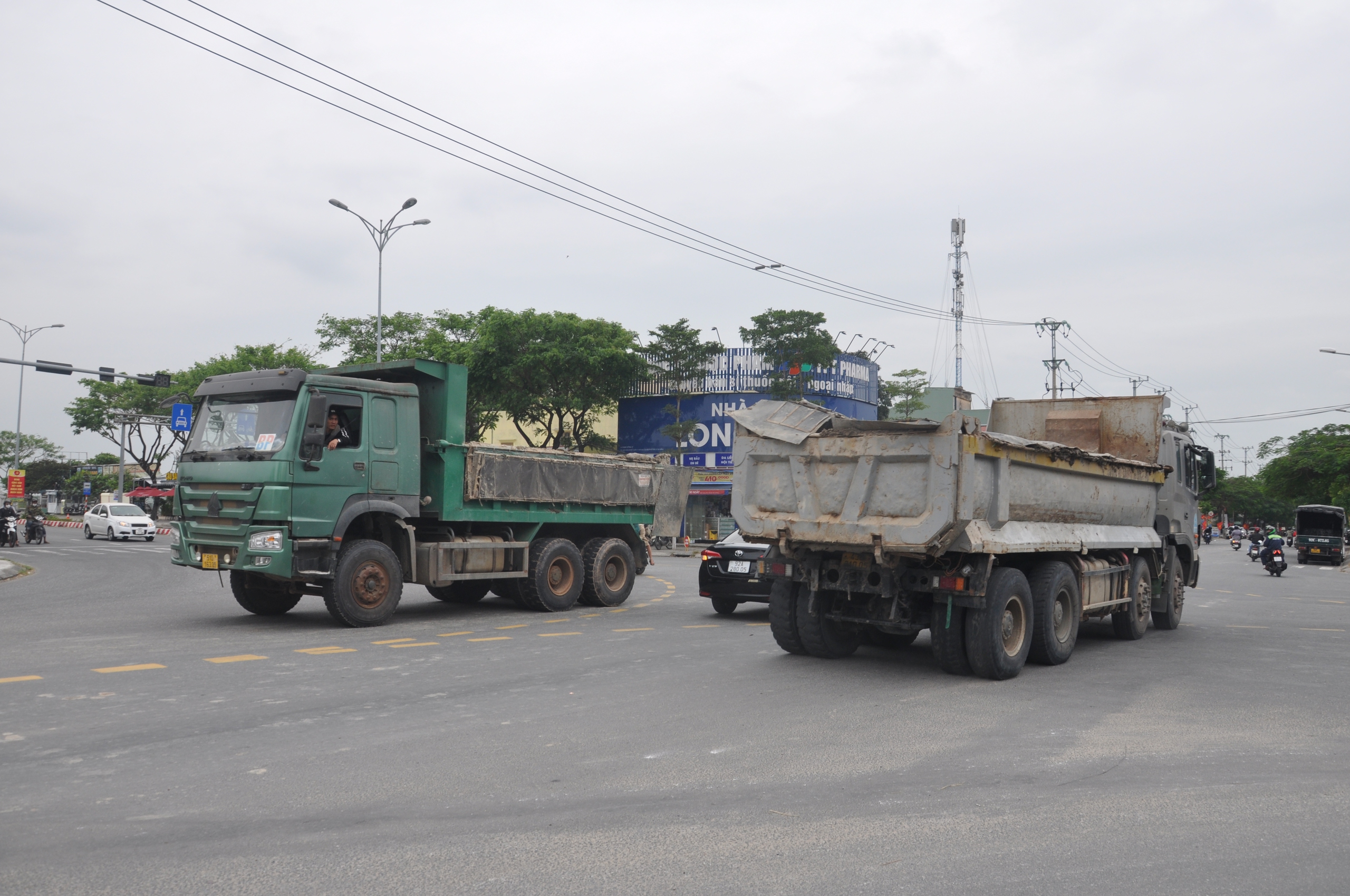 Video: Xe ben chở bùn, đất nối đuôi chạy rầm rập vào đường cấm ở Đà Nẵng- Ảnh 1.