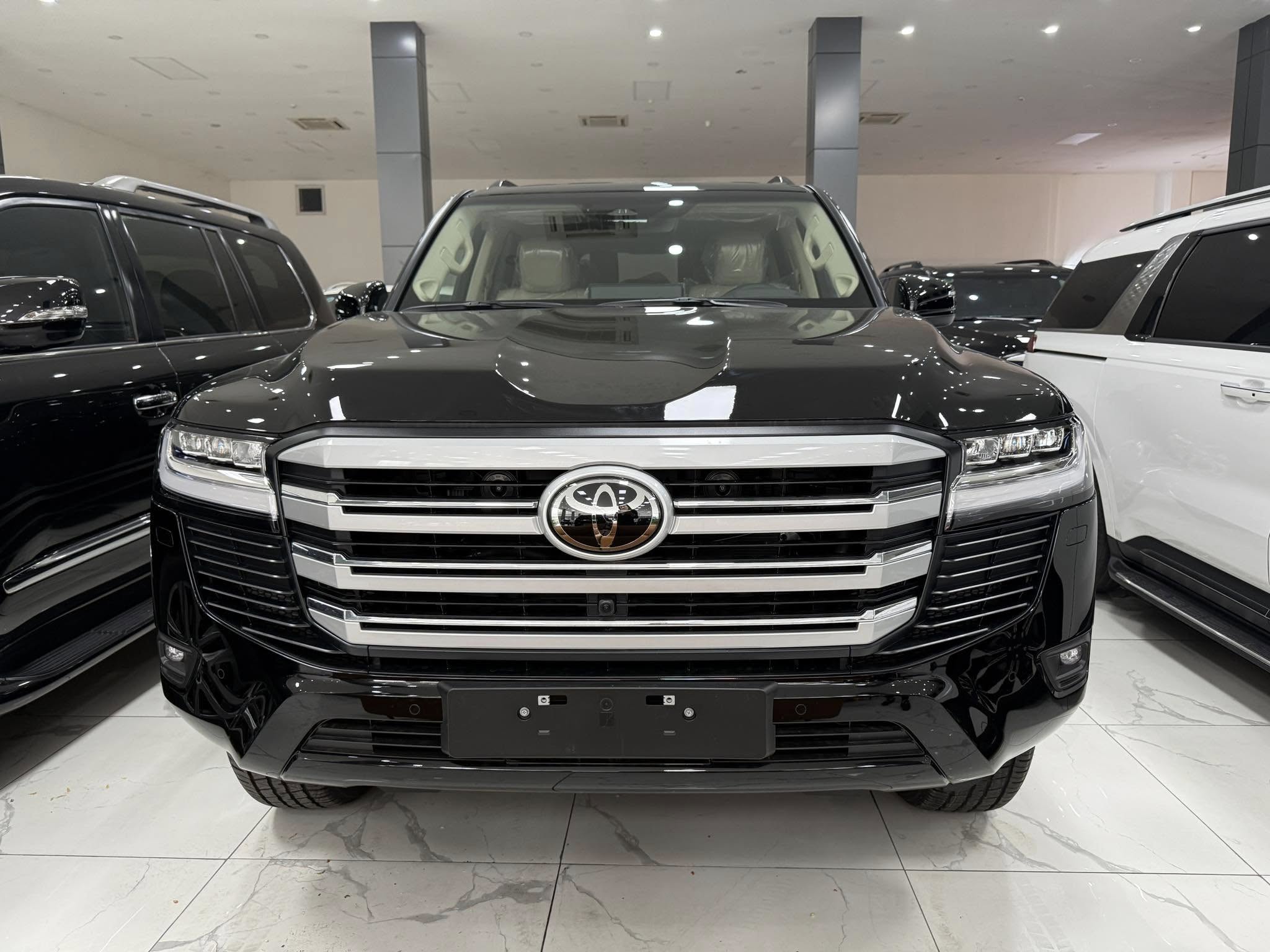 Toyota Land Cruiser 2025 đã về đại lý: Thay đổi những gì, mua xe có thêm