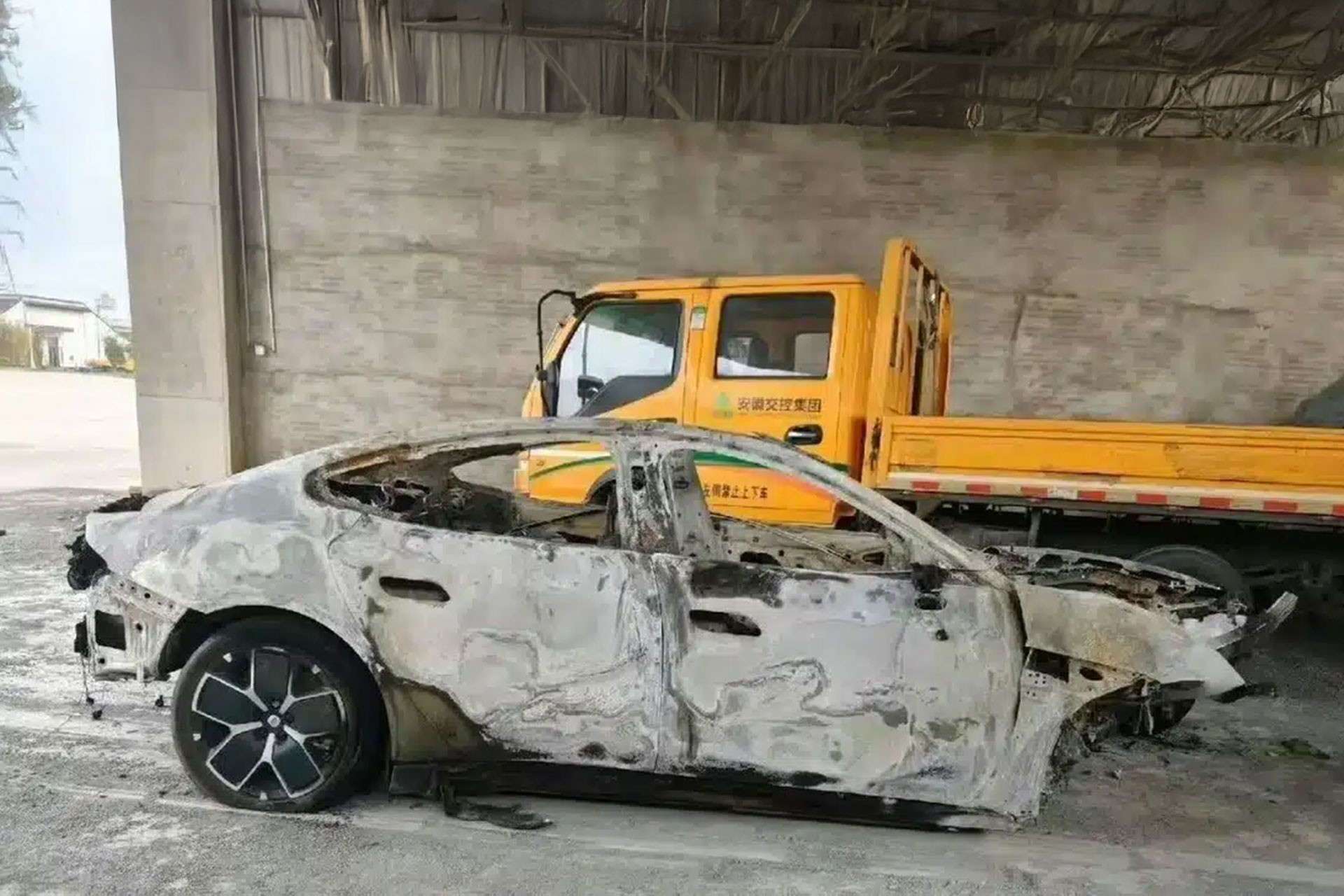 Xe điện Xiaomi SU7 cháy khiến 3 người tử vong, hãng đã lên tiếng - Ảnh 1.