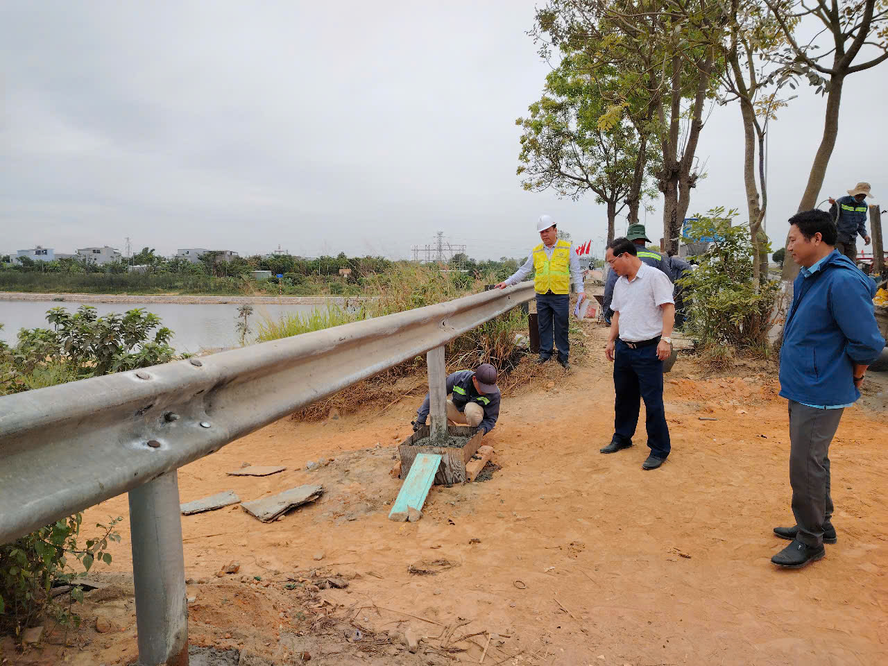 Cận cảnh rào đóng đường đấu nối trái phép, đảm bảo ATGT tuyến QL1 qua địa bàn Đà Nẵng- Ảnh 2.