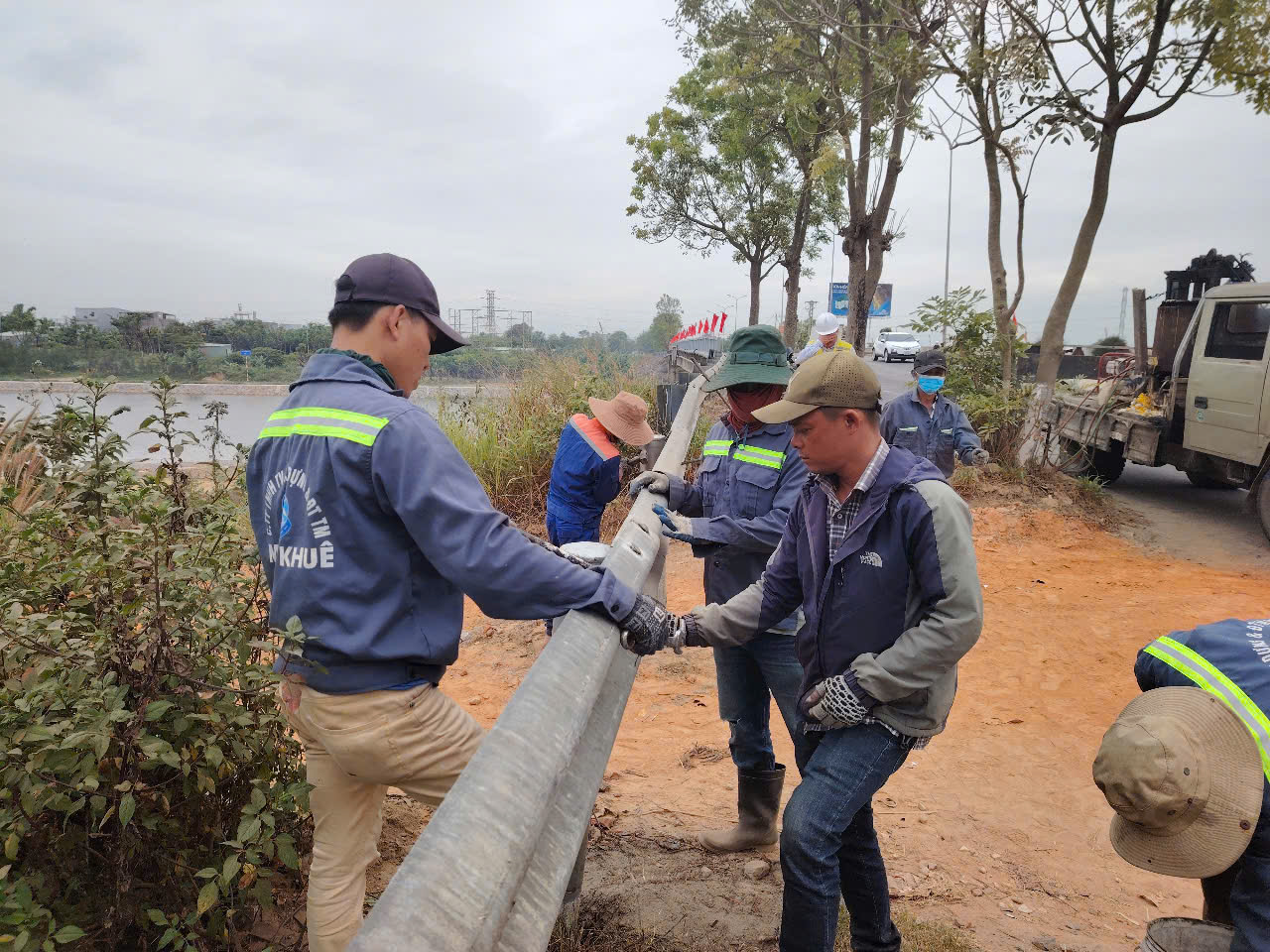 Cận cảnh rào đóng đường đấu nối trái phép, đảm bảo ATGT tuyến QL1 qua địa bàn Đà Nẵng- Ảnh 1.