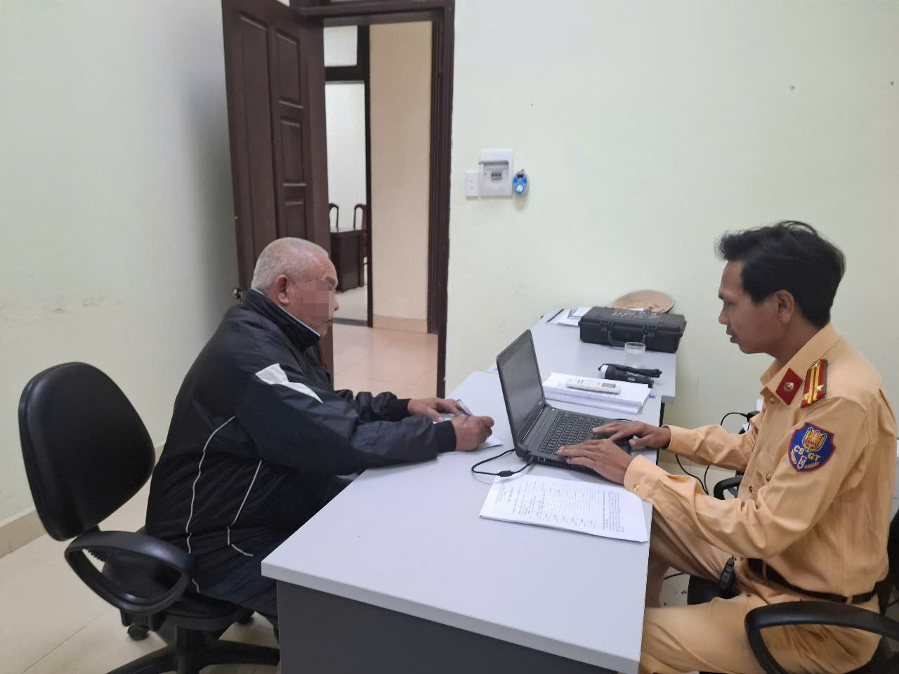 Xử lý tài xế ô tô cố tình vượt cần chắn đường sắt gây mất an toàn chạy tàu - Ảnh 1.