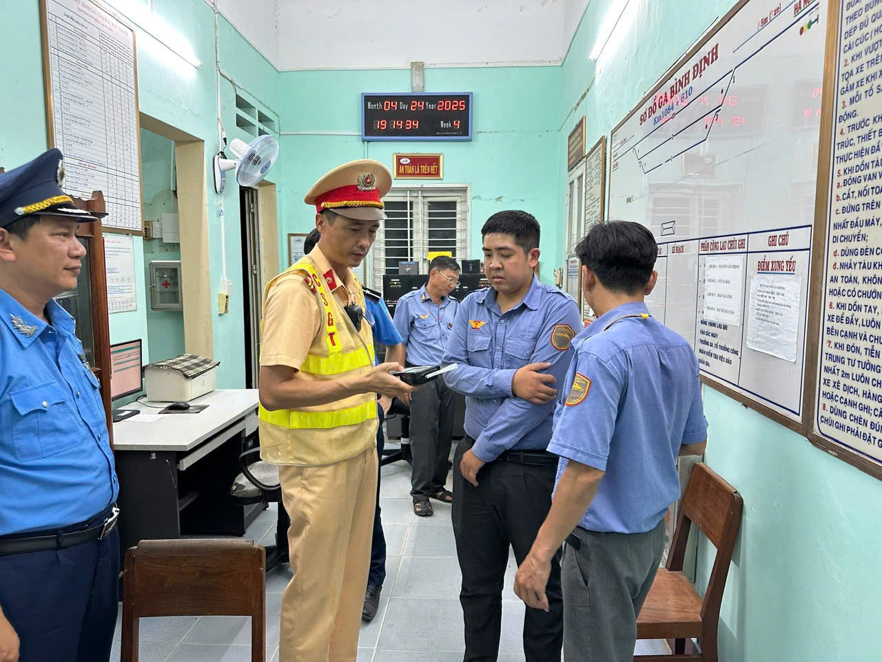 Lực lượng liên ngành xử lý vi phạm nồng độ cồn, đảm bảo an toàn chạy tàu tuyến Bắc-Nam - Ảnh 2.