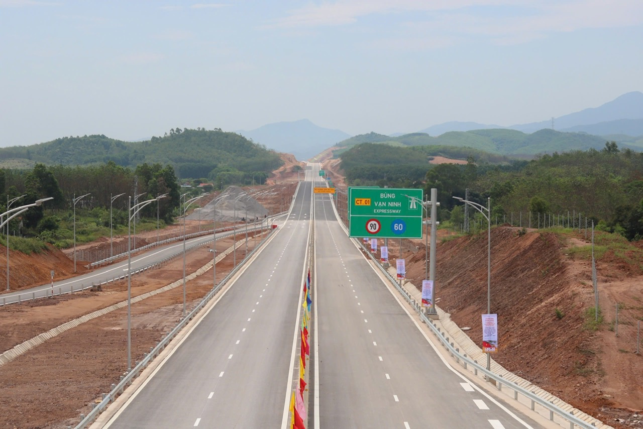 Thông xe kỹ thuật cao tốc Bùng - Vạn Ninh kết nối liên vùng Bắc Trung Bộ- Ảnh 1.
