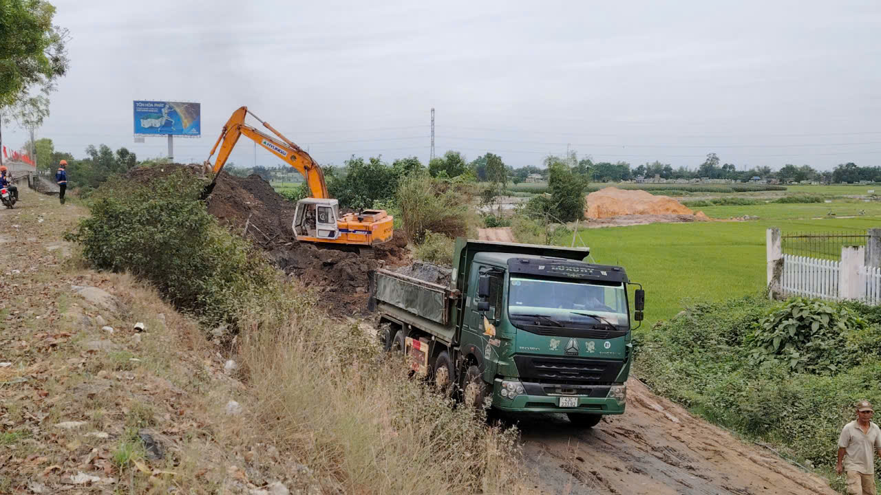 Bãi tập kết chất thải trái phép xâm phạm hành lang cầu, đường bộ QL1 qua Đà Nẵng- Ảnh 1.