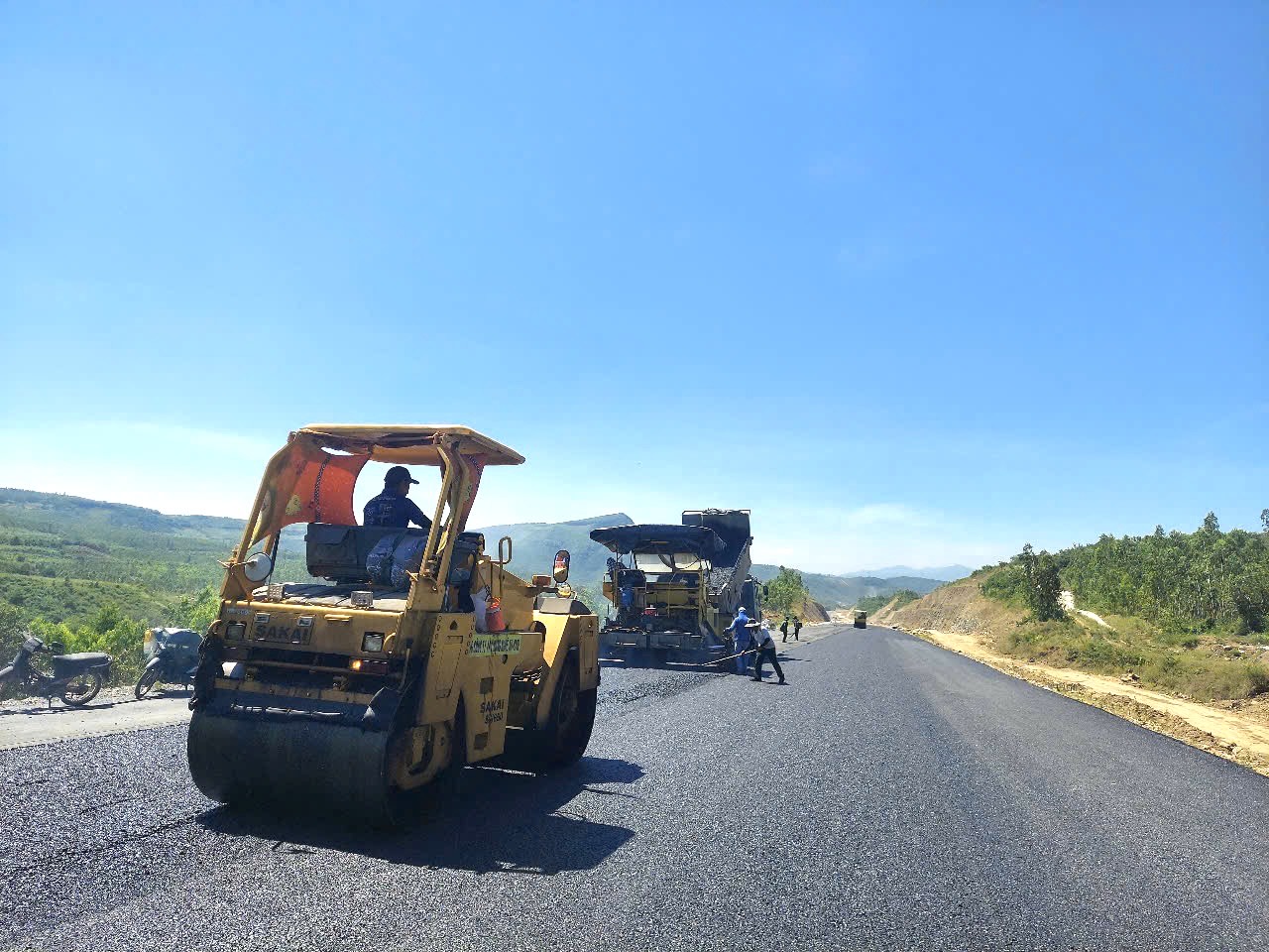 Nhà thầu Thăng Long rút ngắn tiến độ thi công cao tốc Chí Thạnh - Vân Phong - Ảnh 1.