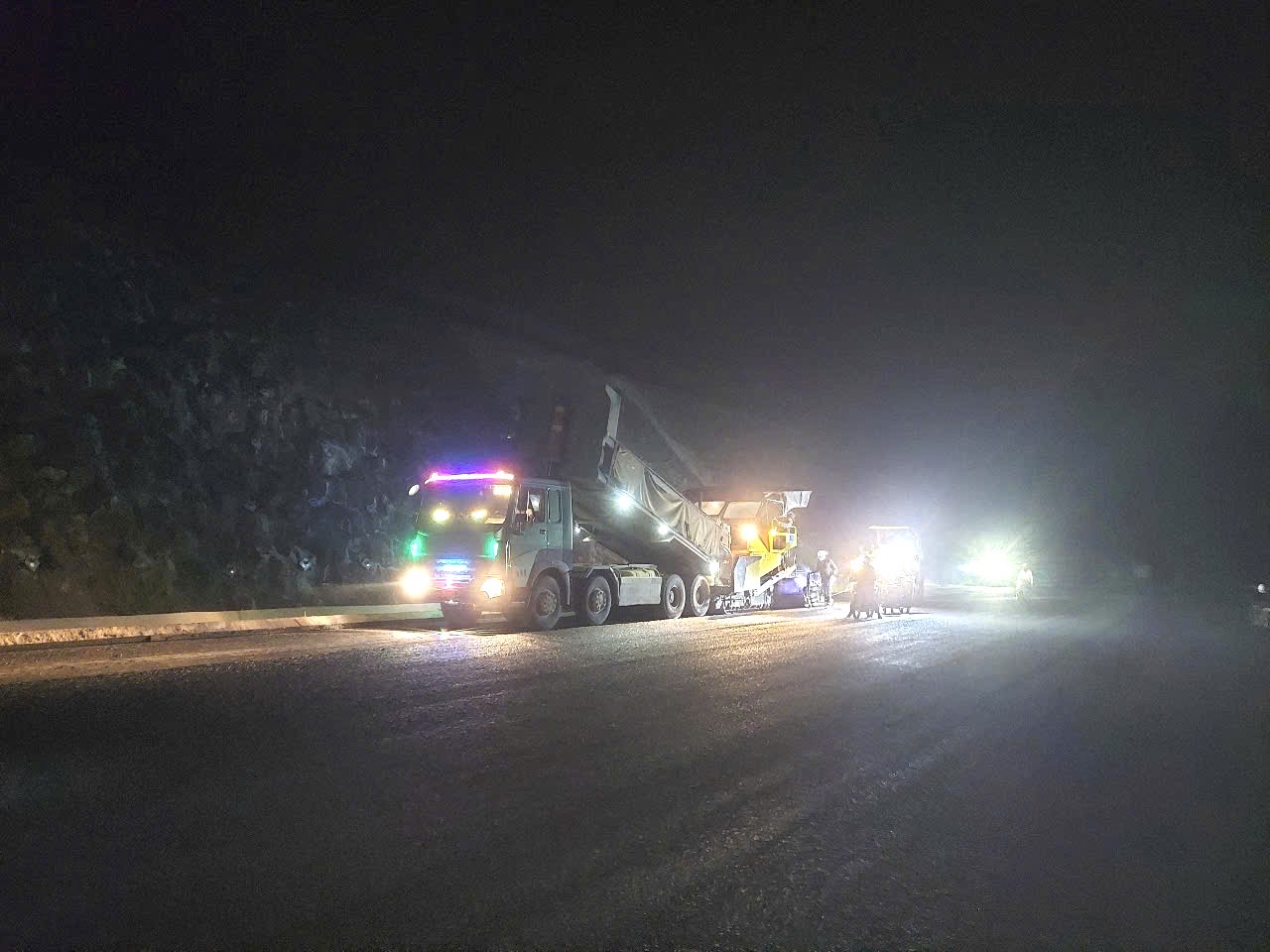 Nhà thầu Thăng Long rút ngắn tiến độ thi công cao tốc Chí Thạnh - Vân Phong - Ảnh 2.