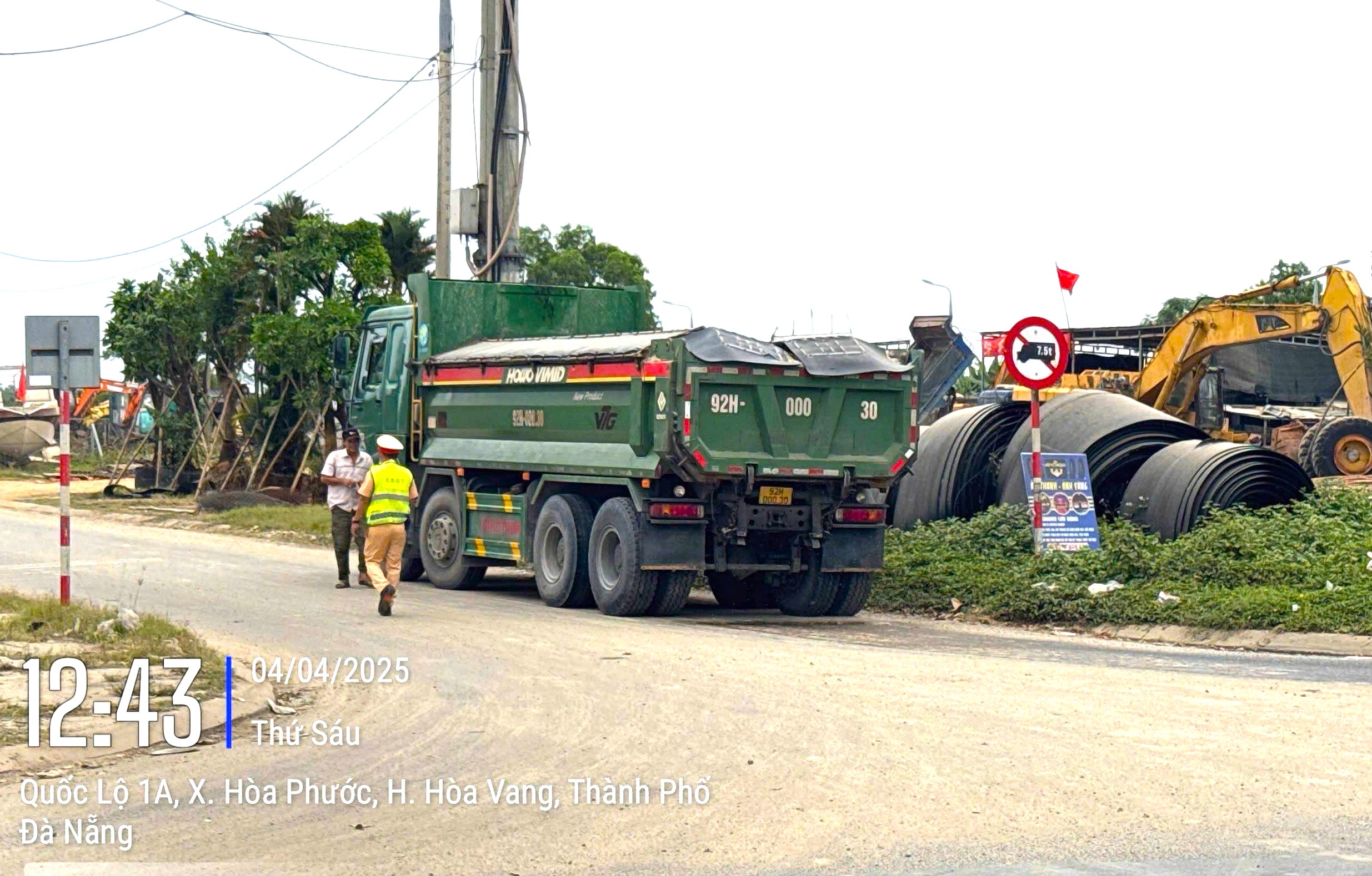 Xe chở chất thải chạy bất chấp vào đường cấm ở Đà Nẵng: CSGT mật phục xử lý loạt trường hợp vi phạm- Ảnh 5.