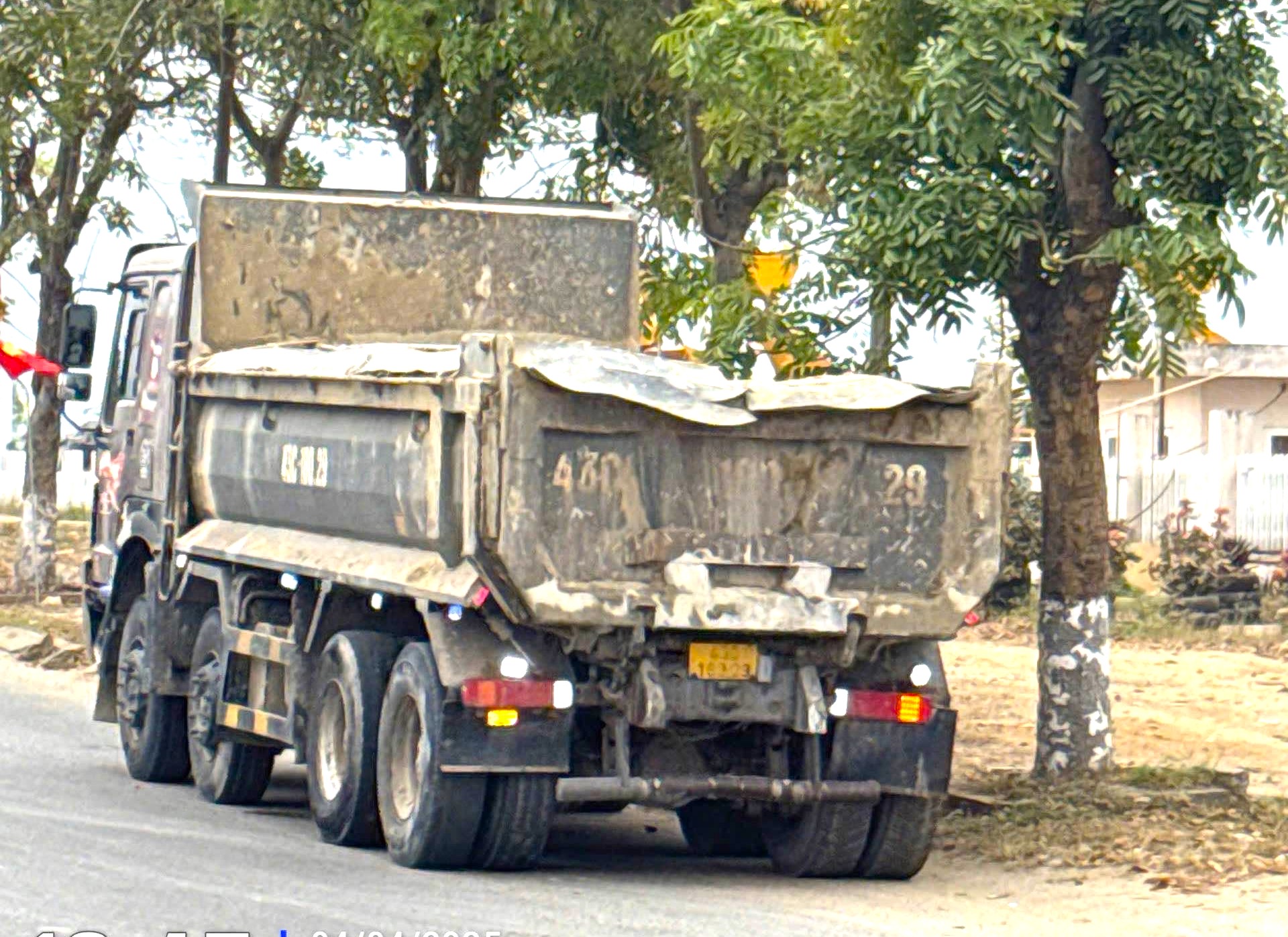 Xe chở chất thải chạy bất chấp vào đường cấm ở Đà Nẵng: CSGT mật phục xử lý loạt trường hợp vi phạm- Ảnh 1.