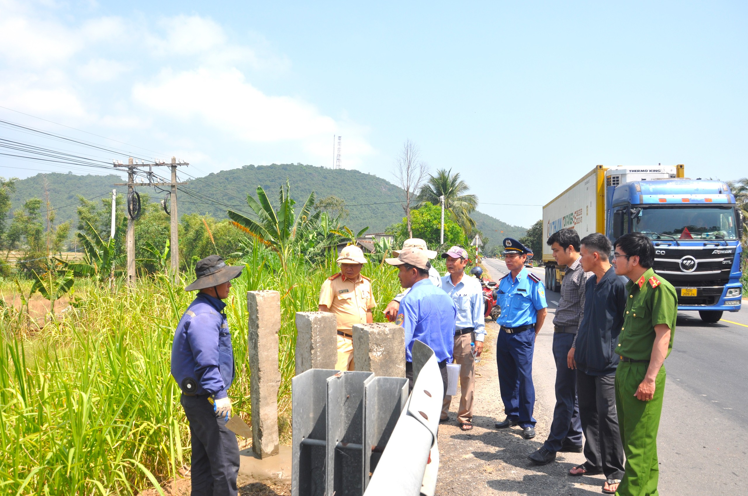 Cận cảnh xoá nhiều lối đi tự mở qua đường sắt ở Quảng Ngãi- Ảnh 1.