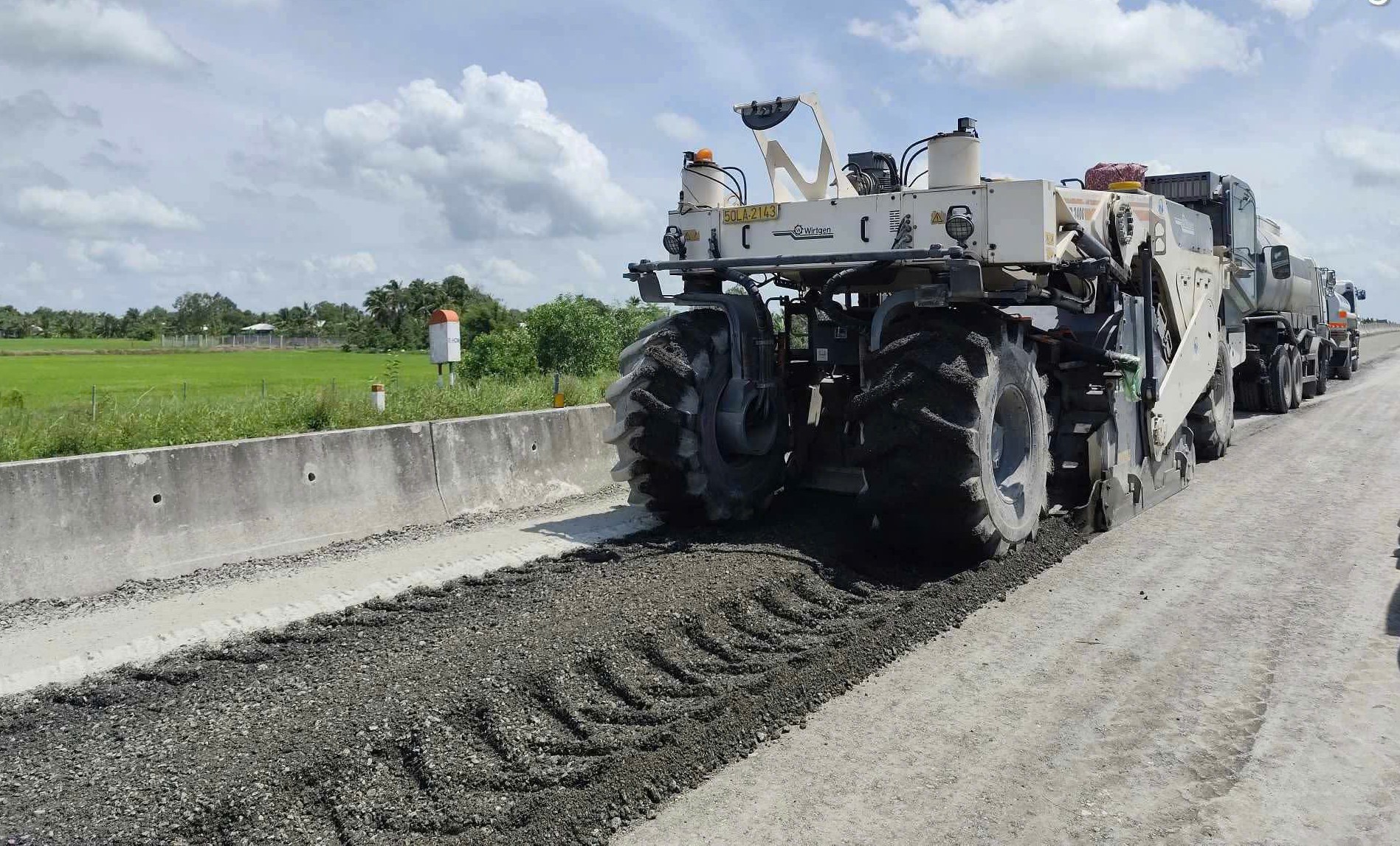 Tranh thủ mùa khô để thảm nhựa tuyến Lộ Tẻ - Rạch Sỏi - Ảnh 5.