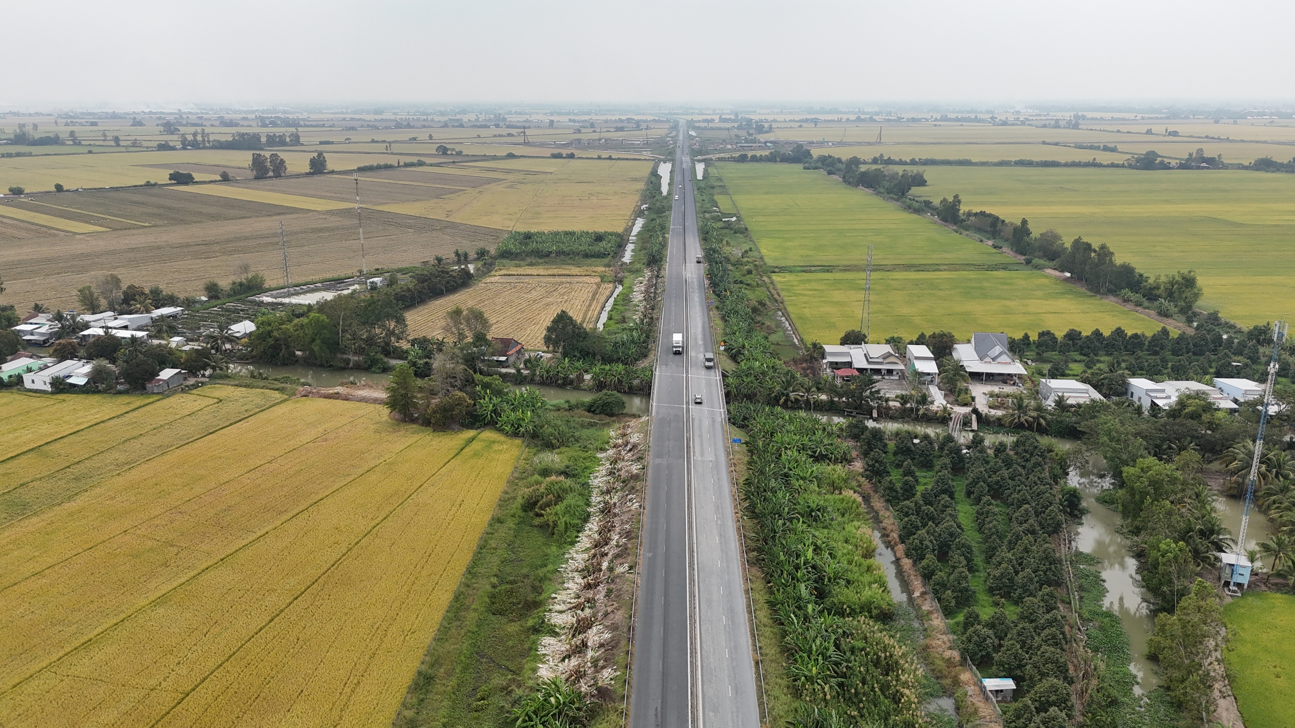 Tranh thủ mùa khô để thảm nhựa tuyến Lộ Tẻ - Rạch Sỏi - Ảnh 1.