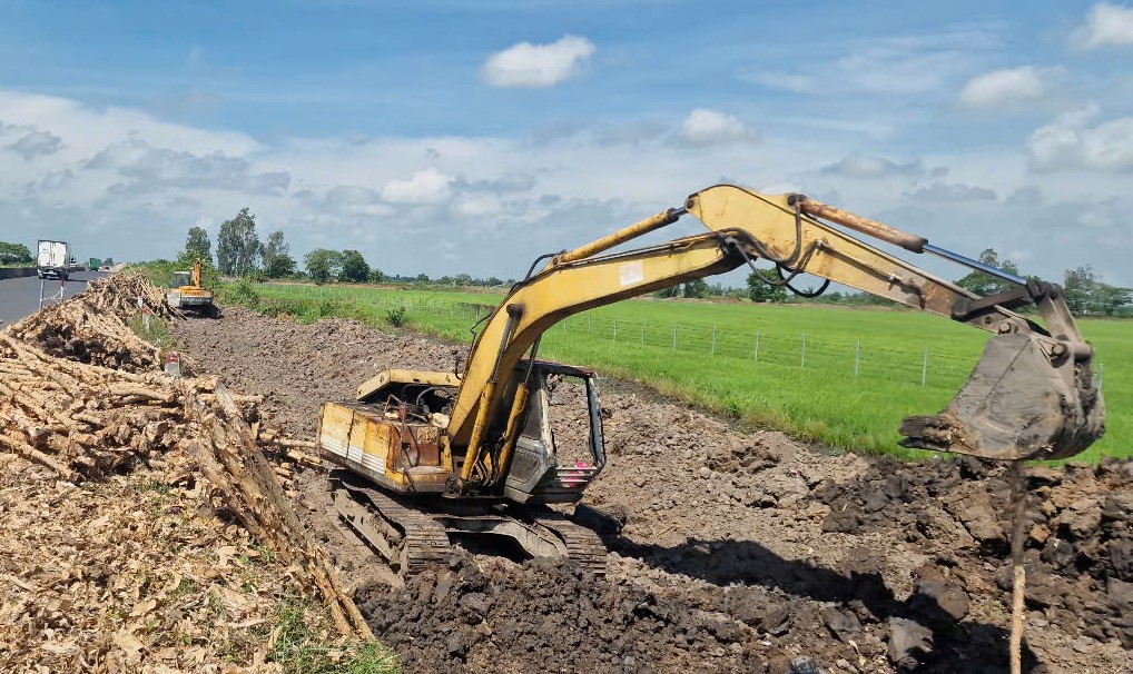 Tranh thủ mùa khô để thảm nhựa tuyến Lộ Tẻ - Rạch Sỏi - Ảnh 7.