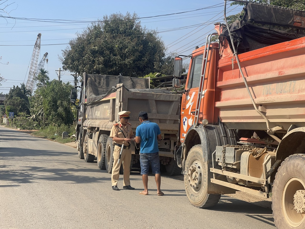Quảng Ngãi xử phạt xe ben hết hạn đăng kiểm chở hàng quá tải trên 150% - Ảnh 1.