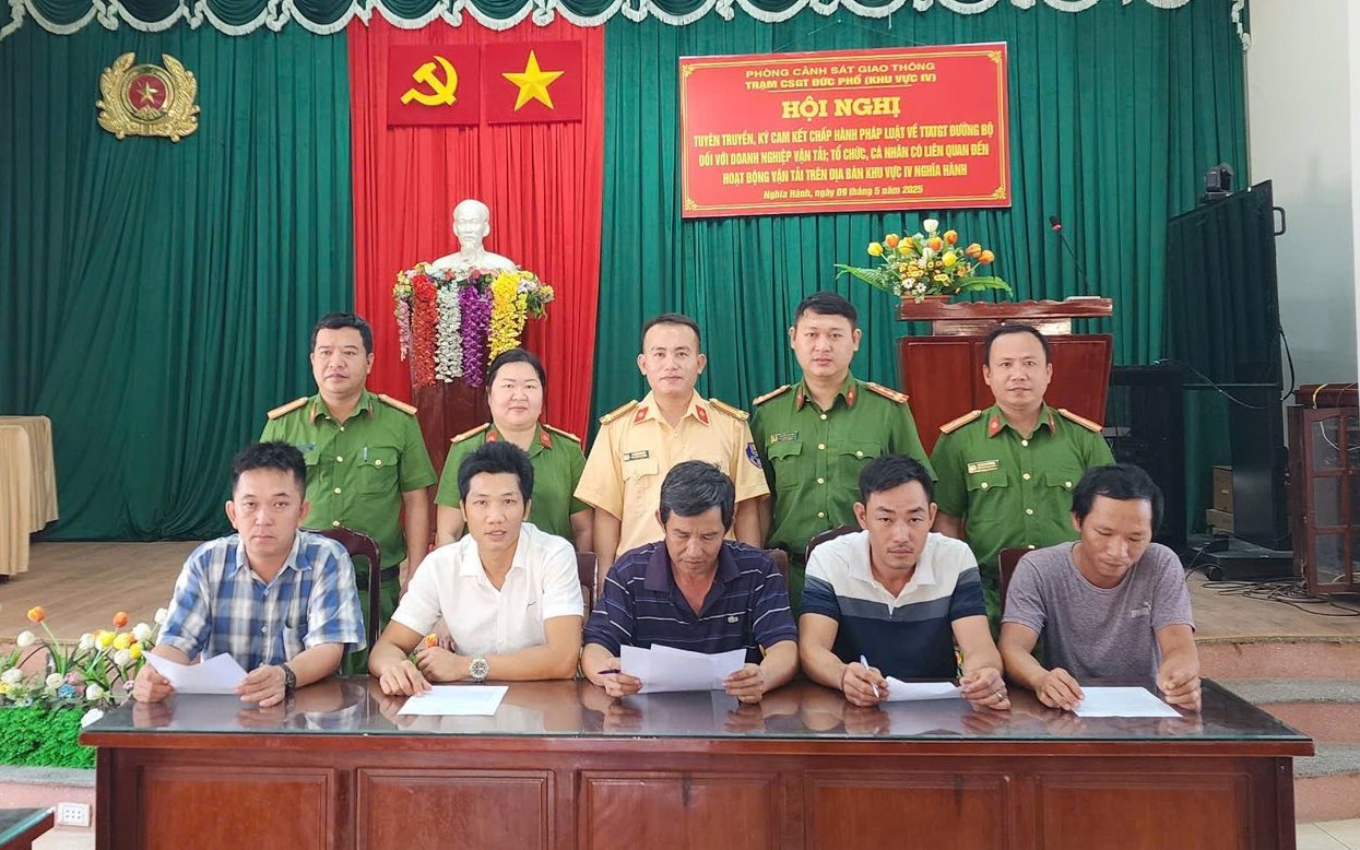 Quảng Ngãi: Đến địa điểm du lịch, mỏ khoáng sản tuyên truyền pháp luật ATGT - Ảnh 2.