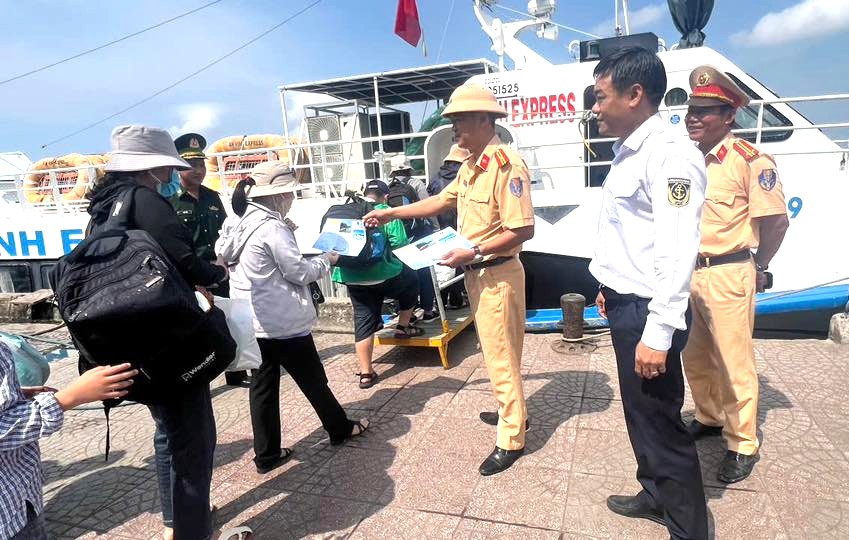 Quảng Ngãi: Tăng cường đảm bảo ATGT đường thuỷ - Ảnh 1.