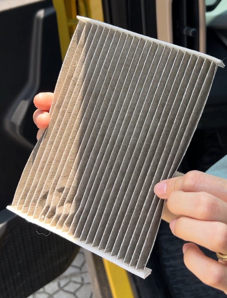 Lọc gió điều hòa ô tô có nên tự thay để tiết kiệm? - Ảnh 1.